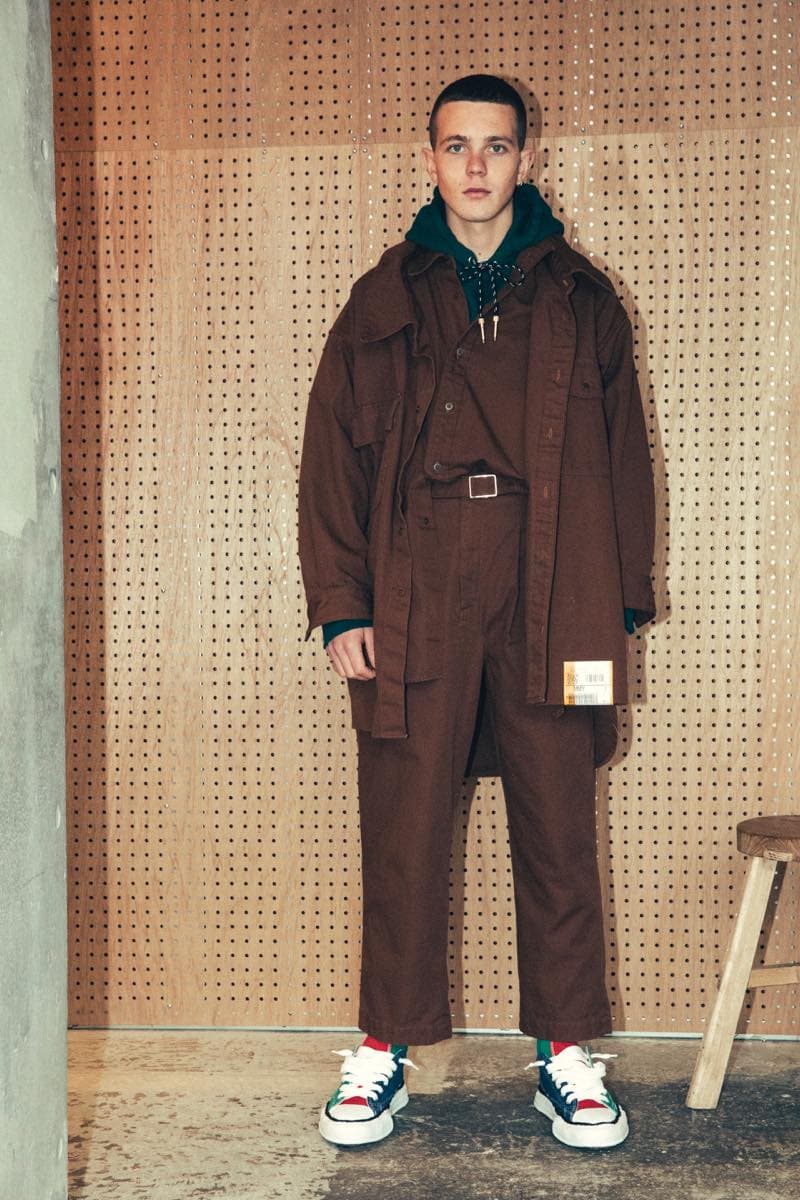 過去の作品を再解釈し新たな息吹を宿した Maison MIHARA YASUHIRO 2018年秋冬コレクション 変形トレンチコートを筆頭に現代のファッションシーンでもひと際異彩を放つ個性派アイテムが多数ラインアップ 多摩美術大学 シューズデザイナー 三原康裕 Maison MIHARA YASUHIRO メゾン ミハラヤスヒロ プロトタイプ Proto-Type 高橋ラムダ スタイリング 失敗作 分解/再解釈 ねじれのディテール アームホール 変形トレンチコート デニムジャケット リバーシブル仕様のキルティングコート レイヤード風 レザージャケット Converse コンバース ChuckTaylor HYPEBEAST ハイプビースト