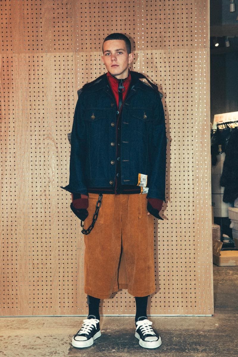 過去の作品を再解釈し新たな息吹を宿した Maison MIHARA YASUHIRO 2018年秋冬コレクション 変形トレンチコートを筆頭に現代のファッションシーンでもひと際異彩を放つ個性派アイテムが多数ラインアップ 多摩美術大学 シューズデザイナー 三原康裕 Maison MIHARA YASUHIRO メゾン ミハラヤスヒロ プロトタイプ Proto-Type 高橋ラムダ スタイリング 失敗作 分解/再解釈 ねじれのディテール アームホール 変形トレンチコート デニムジャケット リバーシブル仕様のキルティングコート レイヤード風 レザージャケット Converse コンバース ChuckTaylor HYPEBEAST ハイプビースト