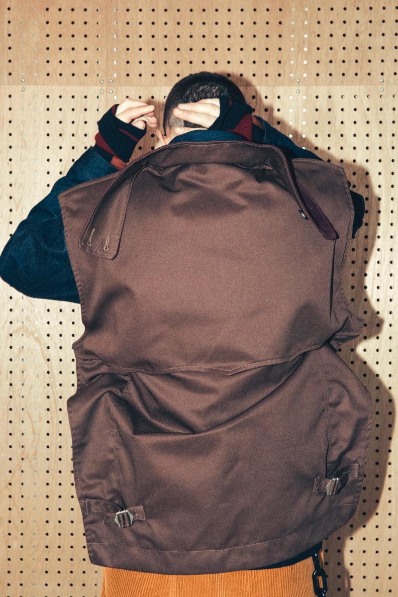 過去の作品を再解釈し新たな息吹を宿した Maison MIHARA YASUHIRO 2018年秋冬コレクション 変形トレンチコートを筆頭に現代のファッションシーンでもひと際異彩を放つ個性派アイテムが多数ラインアップ 多摩美術大学 シューズデザイナー 三原康裕 Maison MIHARA YASUHIRO メゾン ミハラヤスヒロ プロトタイプ Proto-Type 高橋ラムダ スタイリング 失敗作 分解/再解釈 ねじれのディテール アームホール 変形トレンチコート デニムジャケット リバーシブル仕様のキルティングコート レイヤード風 レザージャケット Converse コンバース ChuckTaylor HYPEBEAST ハイプビースト