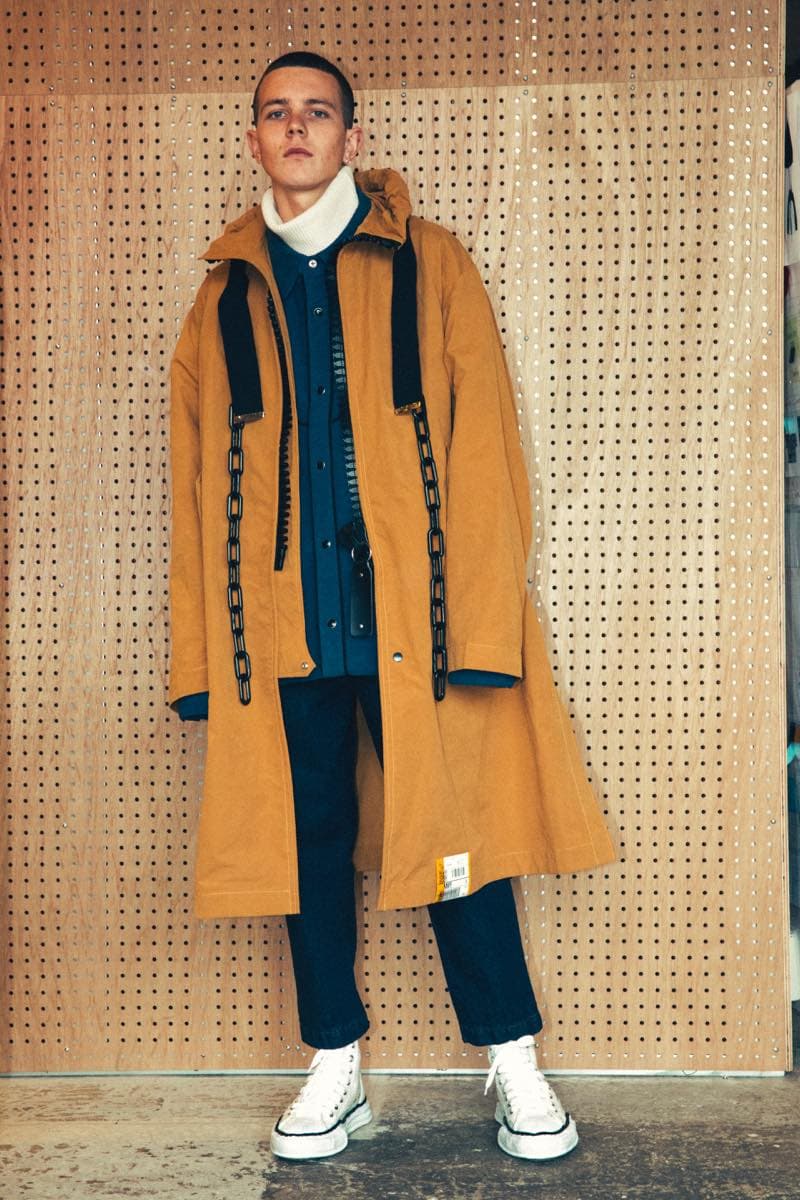 過去の作品を再解釈し新たな息吹を宿した Maison MIHARA YASUHIRO 2018年秋冬コレクション 変形トレンチコートを筆頭に現代のファッションシーンでもひと際異彩を放つ個性派アイテムが多数ラインアップ 多摩美術大学 シューズデザイナー 三原康裕 Maison MIHARA YASUHIRO メゾン ミハラヤスヒロ プロトタイプ Proto-Type 高橋ラムダ スタイリング 失敗作 分解/再解釈 ねじれのディテール アームホール 変形トレンチコート デニムジャケット リバーシブル仕様のキルティングコート レイヤード風 レザージャケット Converse コンバース ChuckTaylor HYPEBEAST ハイプビースト