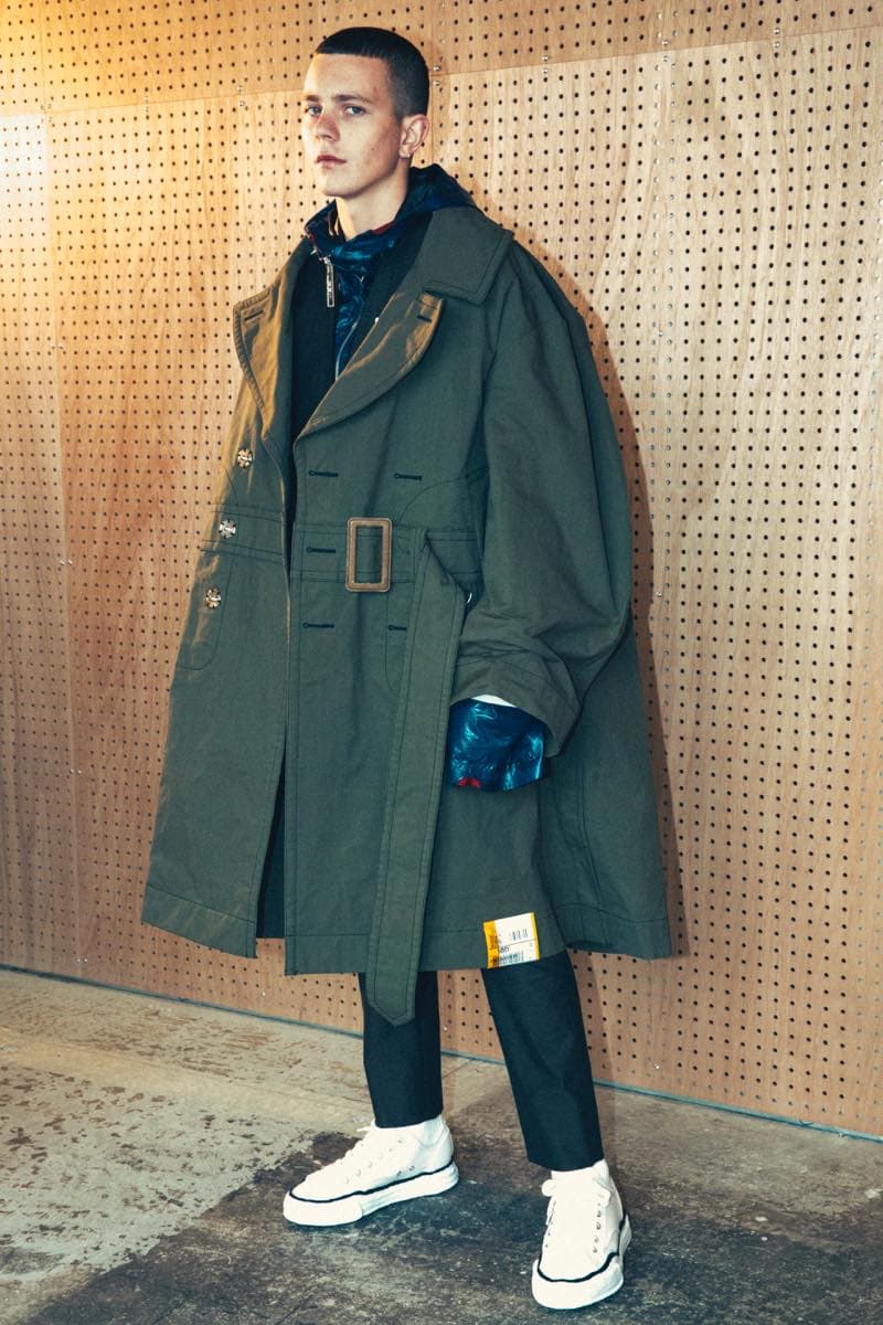 過去の作品を再解釈し新たな息吹を宿した Maison MIHARA YASUHIRO 2018年秋冬コレクション 変形トレンチコートを筆頭に現代のファッションシーンでもひと際異彩を放つ個性派アイテムが多数ラインアップ 多摩美術大学 シューズデザイナー 三原康裕 Maison MIHARA YASUHIRO メゾン ミハラヤスヒロ プロトタイプ Proto-Type 高橋ラムダ スタイリング 失敗作 分解/再解釈 ねじれのディテール アームホール 変形トレンチコート デニムジャケット リバーシブル仕様のキルティングコート レイヤード風 レザージャケット Converse コンバース ChuckTaylor HYPEBEAST ハイプビースト