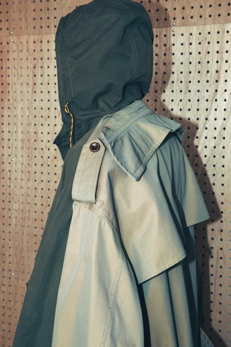 過去の作品を再解釈し新たな息吹を宿した Maison MIHARA YASUHIRO 2018年秋冬コレクション 変形トレンチコートを筆頭に現代のファッションシーンでもひと際異彩を放つ個性派アイテムが多数ラインアップ 多摩美術大学 シューズデザイナー 三原康裕 Maison MIHARA YASUHIRO メゾン ミハラヤスヒロ プロトタイプ Proto-Type 高橋ラムダ スタイリング 失敗作 分解/再解釈 ねじれのディテール アームホール 変形トレンチコート デニムジャケット リバーシブル仕様のキルティングコート レイヤード風 レザージャケット Converse コンバース ChuckTaylor HYPEBEAST ハイプビースト