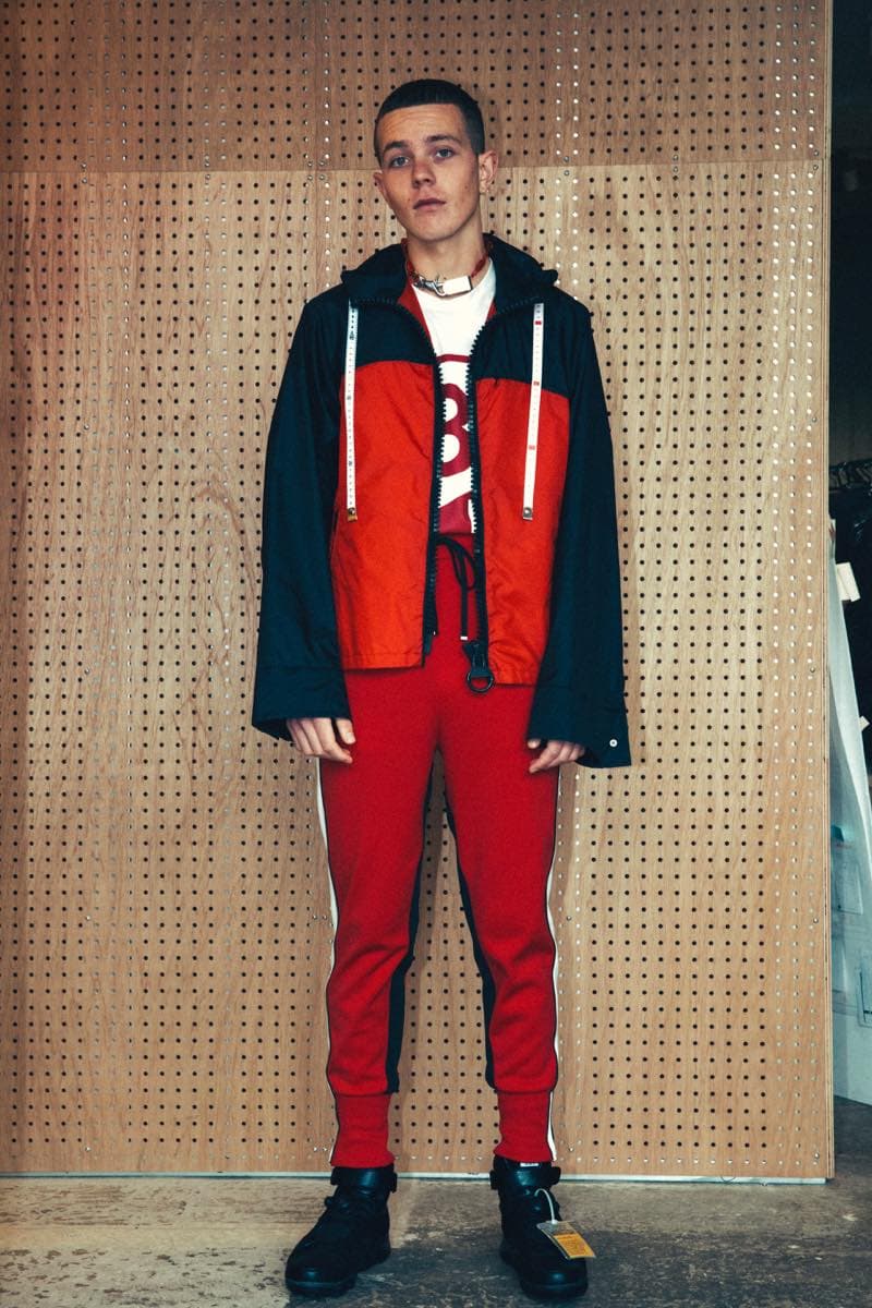 過去の作品を再解釈し新たな息吹を宿した Maison MIHARA YASUHIRO 2018年秋冬コレクション 変形トレンチコートを筆頭に現代のファッションシーンでもひと際異彩を放つ個性派アイテムが多数ラインアップ 多摩美術大学 シューズデザイナー 三原康裕 Maison MIHARA YASUHIRO メゾン ミハラヤスヒロ プロトタイプ Proto-Type 高橋ラムダ スタイリング 失敗作 分解/再解釈 ねじれのディテール アームホール 変形トレンチコート デニムジャケット リバーシブル仕様のキルティングコート レイヤード風 レザージャケット Converse コンバース ChuckTaylor HYPEBEAST ハイプビースト