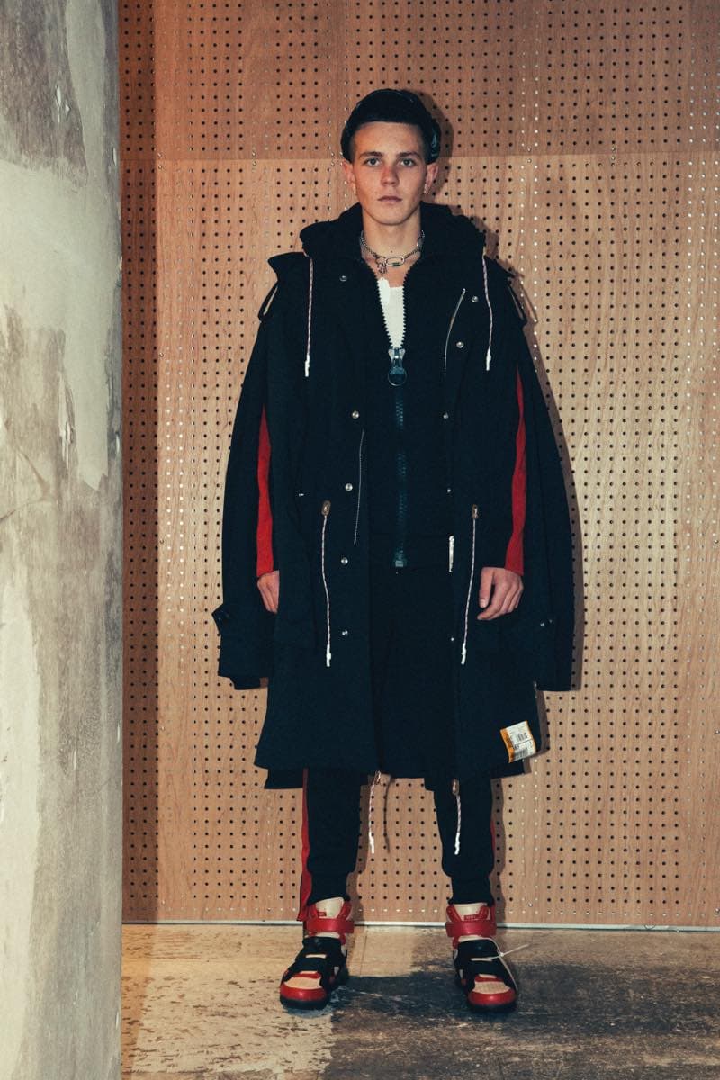 過去の作品を再解釈し新たな息吹を宿した Maison MIHARA YASUHIRO 2018年秋冬コレクション 変形トレンチコートを筆頭に現代のファッションシーンでもひと際異彩を放つ個性派アイテムが多数ラインアップ 多摩美術大学 シューズデザイナー 三原康裕 Maison MIHARA YASUHIRO メゾン ミハラヤスヒロ プロトタイプ Proto-Type 高橋ラムダ スタイリング 失敗作 分解/再解釈 ねじれのディテール アームホール 変形トレンチコート デニムジャケット リバーシブル仕様のキルティングコート レイヤード風 レザージャケット Converse コンバース ChuckTaylor HYPEBEAST ハイプビースト