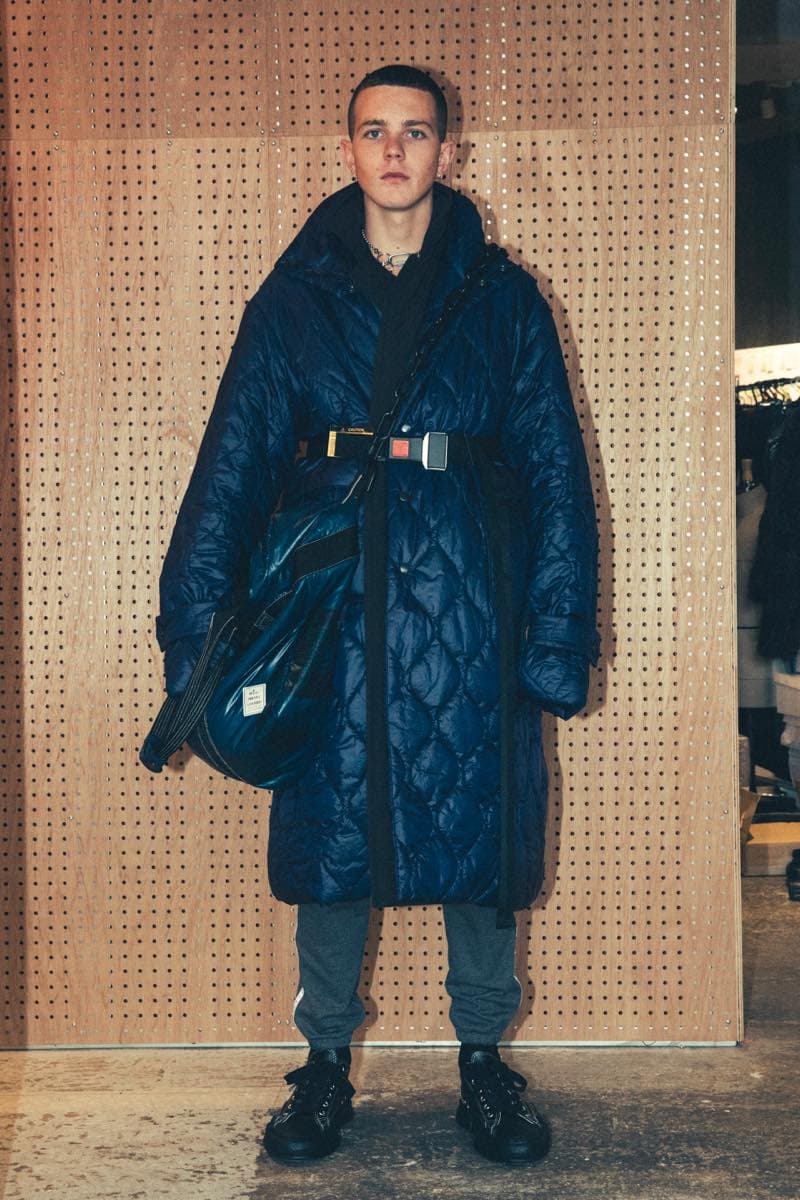 過去の作品を再解釈し新たな息吹を宿した Maison MIHARA YASUHIRO 2018年秋冬コレクション 変形トレンチコートを筆頭に現代のファッションシーンでもひと際異彩を放つ個性派アイテムが多数ラインアップ 多摩美術大学 シューズデザイナー 三原康裕 Maison MIHARA YASUHIRO メゾン ミハラヤスヒロ プロトタイプ Proto-Type 高橋ラムダ スタイリング 失敗作 分解/再解釈 ねじれのディテール アームホール 変形トレンチコート デニムジャケット リバーシブル仕様のキルティングコート レイヤード風 レザージャケット Converse コンバース ChuckTaylor HYPEBEAST ハイプビースト