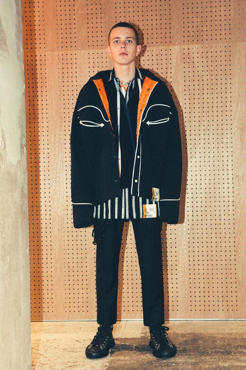 過去の作品を再解釈し新たな息吹を宿した Maison MIHARA YASUHIRO 2018年秋冬コレクション 変形トレンチコートを筆頭に現代のファッションシーンでもひと際異彩を放つ個性派アイテムが多数ラインアップ 多摩美術大学 シューズデザイナー 三原康裕 Maison MIHARA YASUHIRO メゾン ミハラヤスヒロ プロトタイプ Proto-Type 高橋ラムダ スタイリング 失敗作 分解/再解釈 ねじれのディテール アームホール 変形トレンチコート デニムジャケット リバーシブル仕様のキルティングコート レイヤード風 レザージャケット Converse コンバース ChuckTaylor HYPEBEAST ハイプビースト