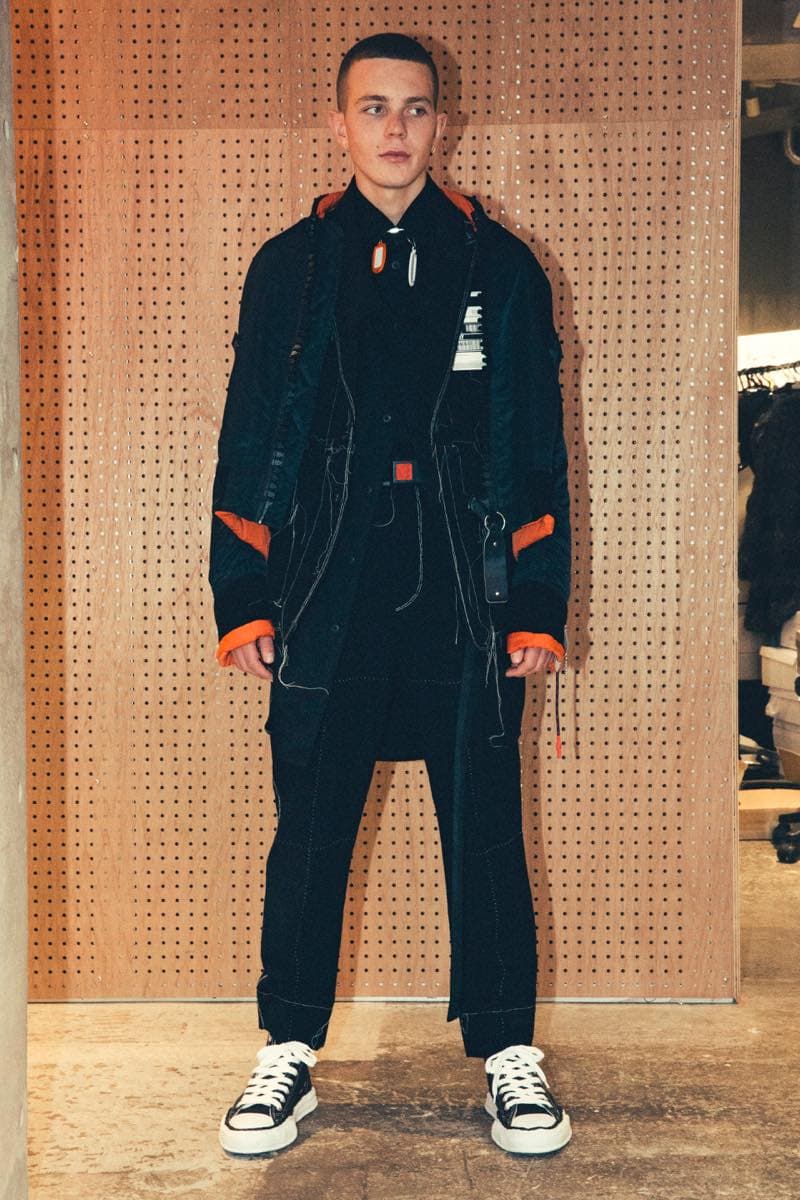 過去の作品を再解釈し新たな息吹を宿した Maison MIHARA YASUHIRO 2018年秋冬コレクション 変形トレンチコートを筆頭に現代のファッションシーンでもひと際異彩を放つ個性派アイテムが多数ラインアップ 多摩美術大学 シューズデザイナー 三原康裕 Maison MIHARA YASUHIRO メゾン ミハラヤスヒロ プロトタイプ Proto-Type 高橋ラムダ スタイリング 失敗作 分解/再解釈 ねじれのディテール アームホール 変形トレンチコート デニムジャケット リバーシブル仕様のキルティングコート レイヤード風 レザージャケット Converse コンバース ChuckTaylor HYPEBEAST ハイプビースト