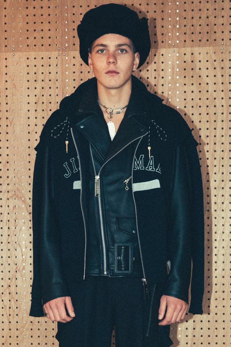 過去の作品を再解釈し新たな息吹を宿した Maison MIHARA YASUHIRO 2018年秋冬コレクション 変形トレンチコートを筆頭に現代のファッションシーンでもひと際異彩を放つ個性派アイテムが多数ラインアップ 多摩美術大学 シューズデザイナー 三原康裕 Maison MIHARA YASUHIRO メゾン ミハラヤスヒロ プロトタイプ Proto-Type 高橋ラムダ スタイリング 失敗作 分解/再解釈 ねじれのディテール アームホール 変形トレンチコート デニムジャケット リバーシブル仕様のキルティングコート レイヤード風 レザージャケット Converse コンバース ChuckTaylor HYPEBEAST ハイプビースト