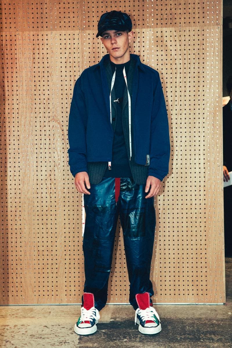 過去の作品を再解釈し新たな息吹を宿した Maison MIHARA YASUHIRO 2018年秋冬コレクション 変形トレンチコートを筆頭に現代のファッションシーンでもひと際異彩を放つ個性派アイテムが多数ラインアップ 多摩美術大学 シューズデザイナー 三原康裕 Maison MIHARA YASUHIRO メゾン ミハラヤスヒロ プロトタイプ Proto-Type 高橋ラムダ スタイリング 失敗作 分解/再解釈 ねじれのディテール アームホール 変形トレンチコート デニムジャケット リバーシブル仕様のキルティングコート レイヤード風 レザージャケット Converse コンバース ChuckTaylor HYPEBEAST ハイプビースト