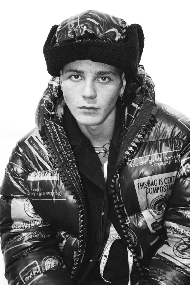 過去の作品を再解釈し新たな息吹を宿した Maison MIHARA YASUHIRO 2018年秋冬コレクション 変形トレンチコートを筆頭に現代のファッションシーンでもひと際異彩を放つ個性派アイテムが多数ラインアップ 多摩美術大学 シューズデザイナー 三原康裕 Maison MIHARA YASUHIRO メゾン ミハラヤスヒロ プロトタイプ Proto-Type 高橋ラムダ スタイリング 失敗作 分解/再解釈 ねじれのディテール アームホール 変形トレンチコート デニムジャケット リバーシブル仕様のキルティングコート レイヤード風 レザージャケット Converse コンバース ChuckTaylor HYPEBEAST ハイプビースト