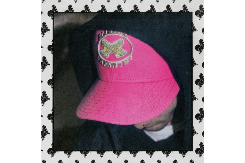 A$AP Ant が Marino Infantry x New Era の 59FIFTY をリリース フロントパネルでブリブリのスケートボードが輝く2018年春夏シーズンのマストハブ？ A$AP Ant（エイサップ・アント）がプロデュースする〈Marino Infantry（マリノ インファントリー）〉が〈New Era（ニュー エラ）〉とのコラボレーションを提げ、シーンに新たなトピックを投下。今回は1954年に誕生し、MLBの試合でも全選手が着用する59FIFTYをベースモデルに採用し、ブラック、スカイブルー、ピンク、パープルの全4色を展開する。本作は堅牢な6パネルの構造をそのままに、ブリブリのスケートボードを2枚重ねた〈Marino Infantry〉のOGロゴをフロントに配置。筆者的には是非、ルック画像のようにバイザーを軽めに折って着用してもらいたい。価格も42ドル（約4,500円）とお手頃なので、気になる方は『marinoinfantry.com』を覗いてみてはいかがだろうか。  ちなみに、ヒップホップをBGMに少し“ワルめ”なブランドの世界観が反映された〈Marino Infantry〉のスケートクリップはもう視聴済み？