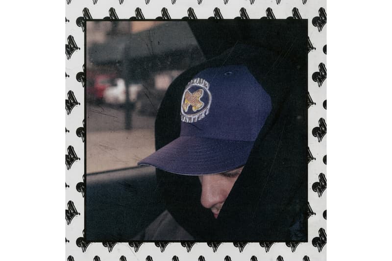 A$AP Ant が Marino Infantry x New Era の 59FIFTY をリリース フロントパネルでブリブリのスケートボードが輝く2018年春夏シーズンのマストハブ？ A$AP Ant（エイサップ・アント）がプロデュースする〈Marino Infantry（マリノ インファントリー）〉が〈New Era（ニュー エラ）〉とのコラボレーションを提げ、シーンに新たなトピックを投下。今回は1954年に誕生し、MLBの試合でも全選手が着用する59FIFTYをベースモデルに採用し、ブラック、スカイブルー、ピンク、パープルの全4色を展開する。本作は堅牢な6パネルの構造をそのままに、ブリブリのスケートボードを2枚重ねた〈Marino Infantry〉のOGロゴをフロントに配置。筆者的には是非、ルック画像のようにバイザーを軽めに折って着用してもらいたい。価格も42ドル（約4,500円）とお手頃なので、気になる方は『marinoinfantry.com』を覗いてみてはいかがだろうか。  ちなみに、ヒップホップをBGMに少し“ワルめ”なブランドの世界観が反映された〈Marino Infantry〉のスケートクリップはもう視聴済み？