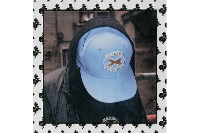 A$AP Ant が Marino Infantry x New Era の 59FIFTY をリリース フロントパネルでブリブリのスケートボードが輝く2018年春夏シーズンのマストハブ？ A$AP Ant（エイサップ・アント）がプロデュースする〈Marino Infantry（マリノ インファントリー）〉が〈New Era（ニュー エラ）〉とのコラボレーションを提げ、シーンに新たなトピックを投下。今回は1954年に誕生し、MLBの試合でも全選手が着用する59FIFTYをベースモデルに採用し、ブラック、スカイブルー、ピンク、パープルの全4色を展開する。本作は堅牢な6パネルの構造をそのままに、ブリブリのスケートボードを2枚重ねた〈Marino Infantry〉のOGロゴをフロントに配置。筆者的には是非、ルック画像のようにバイザーを軽めに折って着用してもらいたい。価格も42ドル（約4,500円）とお手頃なので、気になる方は『marinoinfantry.com』を覗いてみてはいかがだろうか。  ちなみに、ヒップホップをBGMに少し“ワルめ”なブランドの世界観が反映された〈Marino Infantry〉のスケートクリップはもう視聴済み？