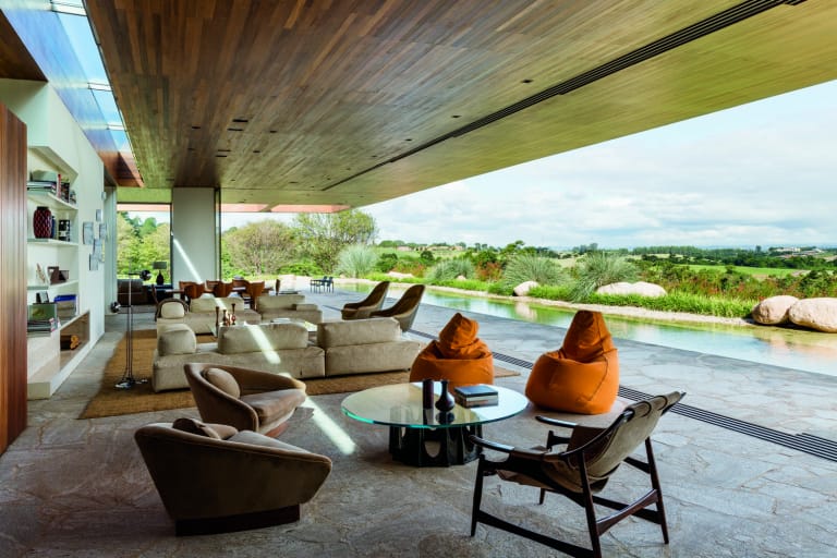ブラジル・サンパウロ郊外に建てられた景観に溶け込むサマーハウス MS House をチェック