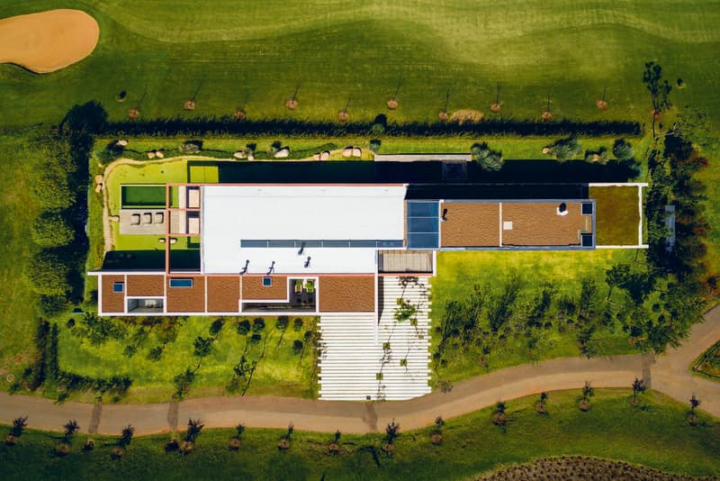 ブラジル・サンパウロ郊外の低地に建てられた景観に溶け込むサマーハウス MS House をチェック ブラジル サンパウロ 建築 デザイン hypebeast design architecture プール 池 別荘