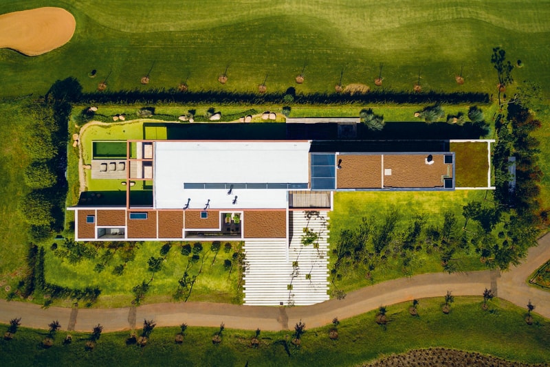 ブラジル・サンパウロ郊外の低地に建てられた景観に溶け込むサマーハウス MS House をチェック ブラジル サンパウロ 建築 デザイン hypebeast design architecture プール 池 別荘