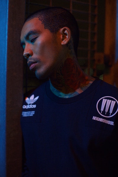adidas Originals by NEIGHBORHOOD が2018年春夏シーズンのルックブックを公開 滝沢伸介のルーツであるモーターサイクルとカウンターカルチャーを〈adidas〉のスポーツウェア＆スニーカーに落とし込む 2018年春夏シーズン、“adidas Originals by NEIGHBORHOOD”が帰ってくる。〈adidas Originals（アディダス オリジナルス）〉と〈NEIGHBORHOOD（ネイバーフッド）〉の美学が融合した最新コレクションは、滝沢伸介のルーツであるモーターサイクルとカウンターカルチャーにインスパイアされ、スポーツウェアのデザインをラフでたくましいものへと再構築。アパレルからはキルト風の刺繍やバイカージャケットなど、実用的なモーターサイクルギアをオマージュしたRIDERS TRACK JACKETとRIDERS TRACK SHORTSがキーピースに。一方、気になるスニーカーからは高級感溢れる漆黒のブラックを基調に、Gazelle、I-5923、NMD_R1 PK、そして“adidas Originals by NEIGHBORHOOD”のためだけに製作されたニューシルエット、Chop Shop NBHDの全4型が登場する。  “adidas Originals by NEIGHBORHOOD”の2018年春夏コレクションは、2月24日（土）より下記店舗で発売開始。なお、店舗によって取扱品番が異なるようなので、その点ご注意を。  上のルックブックとあわせて、本コラボレーションのアイテム一覧もチェックしておこう。