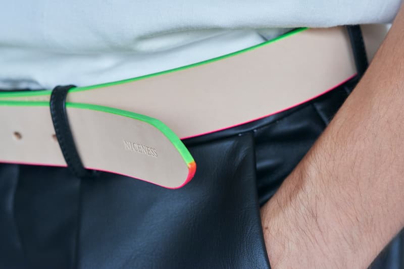 “イイものはイイ”をコンセプトに掲げる玄人好みの新ブランド NICENESS が始動 niceness [náɪsnəs]：良さ、心地よさ、精密さ、気難しさ、素晴らしい品質、礼儀正しい態度 〈salvy;（サヴィー）〉を筆頭にこれまで国内外の名だたるブランドで手腕を奮ってきたデザイナー、郷裕一がよりパーソナルな趣向を反映させた新ブランド〈NICENESS（ナイスネス）〉を立ち上げた。  “Just good is good（イイものはイイ）”をコンセプトに掲げる同ブランドの1stコレクションでは、某メゾンブランドへ素材提供を行っていたワイルドシルク（野生の蚕）を扱う生地デザイナーの協力のもと、表情豊かなシルク100%のデニムを中心に、70年代のウッドストックの少しサイケデリックな雰囲気を取り入れている。また、シルク混のインディゴデニムシャツにはあえてワークウェアの象徴でもある金茶色でステッチを施し、ドレスシャツのような繊細な仕立てで従来とは異なる表情を生み出すことに成功。加えて、コバ塗のベルトは〈Levi’s（リーバイス）〉に別注を依頼したもので、コレクション全体にポップな遊び心を加える逸品だ。  世界各地でこれまでに生まれたデザイン、アート、ムーブメントに関する感性、そして 様々な国や地域で生み出されている生地や素材などを現代的なアプローチで組み合わせ、“良い気分になれるファッション”を提供する〈NICENESS〉。デビューシーズンにも関わらず、すでに『International Gallery BEAMS』や『L’ECHOPPE』といった玄人好みの実力派セレクトシにストックされているようなので、気になる方は足を運んでみてはいかがだろうか。