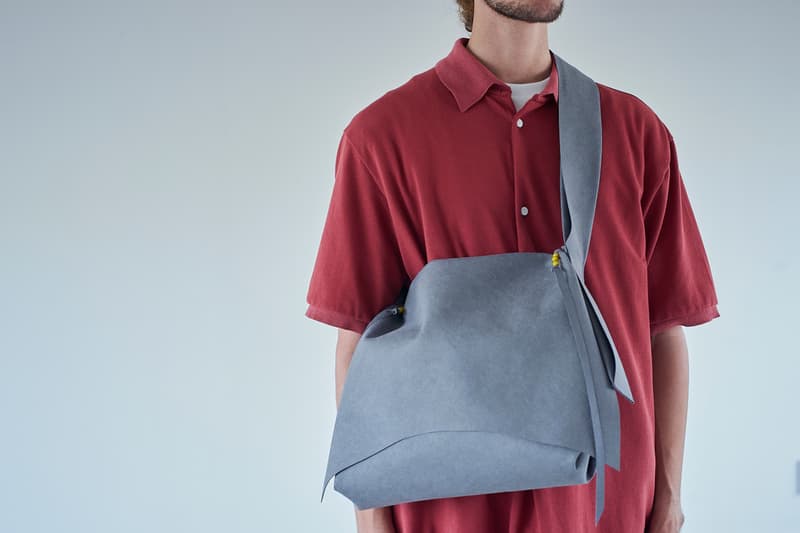 “イイものはイイ”をコンセプトに掲げる玄人好みの新ブランド NICENESS が始動 niceness [náɪsnəs]：良さ、心地よさ、精密さ、気難しさ、素晴らしい品質、礼儀正しい態度 〈salvy;（サヴィー）〉を筆頭にこれまで国内外の名だたるブランドで手腕を奮ってきたデザイナー、郷裕一がよりパーソナルな趣向を反映させた新ブランド〈NICENESS（ナイスネス）〉を立ち上げた。  “Just good is good（イイものはイイ）”をコンセプトに掲げる同ブランドの1stコレクションでは、某メゾンブランドへ素材提供を行っていたワイルドシルク（野生の蚕）を扱う生地デザイナーの協力のもと、表情豊かなシルク100%のデニムを中心に、70年代のウッドストックの少しサイケデリックな雰囲気を取り入れている。また、シルク混のインディゴデニムシャツにはあえてワークウェアの象徴でもある金茶色でステッチを施し、ドレスシャツのような繊細な仕立てで従来とは異なる表情を生み出すことに成功。加えて、コバ塗のベルトは〈Levi’s（リーバイス）〉に別注を依頼したもので、コレクション全体にポップな遊び心を加える逸品だ。  世界各地でこれまでに生まれたデザイン、アート、ムーブメントに関する感性、そして 様々な国や地域で生み出されている生地や素材などを現代的なアプローチで組み合わせ、“良い気分になれるファッション”を提供する〈NICENESS〉。デビューシーズンにも関わらず、すでに『International Gallery BEAMS』や『L’ECHOPPE』といった玄人好みの実力派セレクトシにストックされているようなので、気になる方は足を運んでみてはいかがだろうか。