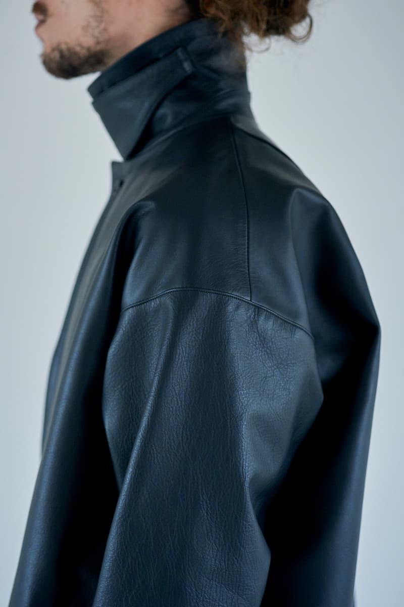 “イイものはイイ”をコンセプトに掲げる玄人好みの新ブランド NICENESS が始動 niceness [náɪsnəs]：良さ、心地よさ、精密さ、気難しさ、素晴らしい品質、礼儀正しい態度 〈salvy;（サヴィー）〉を筆頭にこれまで国内外の名だたるブランドで手腕を奮ってきたデザイナー、郷裕一がよりパーソナルな趣向を反映させた新ブランド〈NICENESS（ナイスネス）〉を立ち上げた。  “Just good is good（イイものはイイ）”をコンセプトに掲げる同ブランドの1stコレクションでは、某メゾンブランドへ素材提供を行っていたワイルドシルク（野生の蚕）を扱う生地デザイナーの協力のもと、表情豊かなシルク100%のデニムを中心に、70年代のウッドストックの少しサイケデリックな雰囲気を取り入れている。また、シルク混のインディゴデニムシャツにはあえてワークウェアの象徴でもある金茶色でステッチを施し、ドレスシャツのような繊細な仕立てで従来とは異なる表情を生み出すことに成功。加えて、コバ塗のベルトは〈Levi’s（リーバイス）〉に別注を依頼したもので、コレクション全体にポップな遊び心を加える逸品だ。  世界各地でこれまでに生まれたデザイン、アート、ムーブメントに関する感性、そして 様々な国や地域で生み出されている生地や素材などを現代的なアプローチで組み合わせ、“良い気分になれるファッション”を提供する〈NICENESS〉。デビューシーズンにも関わらず、すでに『International Gallery BEAMS』や『L’ECHOPPE』といった玄人好みの実力派セレクトシにストックされているようなので、気になる方は足を運んでみてはいかがだろうか。