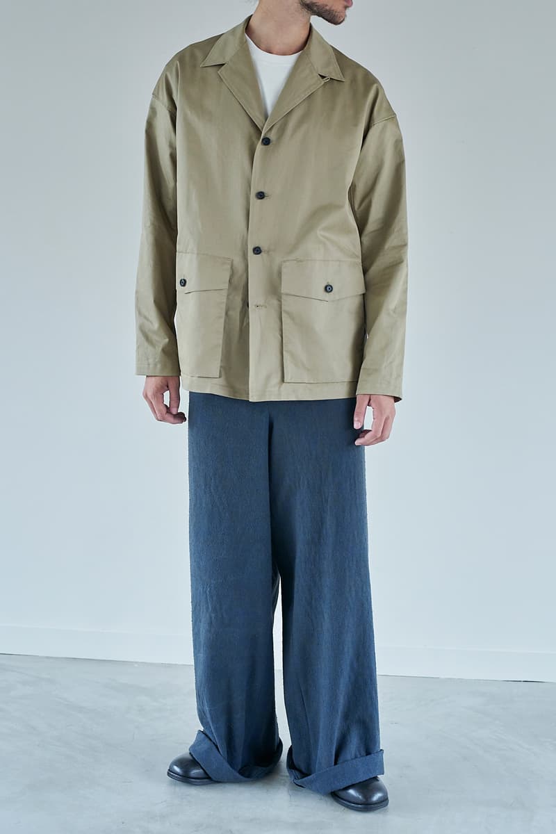 “イイものはイイ”をコンセプトに掲げる玄人好みの新ブランド NICENESS が始動 niceness [náɪsnəs]：良さ、心地よさ、精密さ、気難しさ、素晴らしい品質、礼儀正しい態度 〈salvy;（サヴィー）〉を筆頭にこれまで国内外の名だたるブランドで手腕を奮ってきたデザイナー、郷裕一がよりパーソナルな趣向を反映させた新ブランド〈NICENESS（ナイスネス）〉を立ち上げた。  “Just good is good（イイものはイイ）”をコンセプトに掲げる同ブランドの1stコレクションでは、某メゾンブランドへ素材提供を行っていたワイルドシルク（野生の蚕）を扱う生地デザイナーの協力のもと、表情豊かなシルク100%のデニムを中心に、70年代のウッドストックの少しサイケデリックな雰囲気を取り入れている。また、シルク混のインディゴデニムシャツにはあえてワークウェアの象徴でもある金茶色でステッチを施し、ドレスシャツのような繊細な仕立てで従来とは異なる表情を生み出すことに成功。加えて、コバ塗のベルトは〈Levi’s（リーバイス）〉に別注を依頼したもので、コレクション全体にポップな遊び心を加える逸品だ。  世界各地でこれまでに生まれたデザイン、アート、ムーブメントに関する感性、そして 様々な国や地域で生み出されている生地や素材などを現代的なアプローチで組み合わせ、“良い気分になれるファッション”を提供する〈NICENESS〉。デビューシーズンにも関わらず、すでに『International Gallery BEAMS』や『L’ECHOPPE』といった玄人好みの実力派セレクトシにストックされているようなので、気になる方は足を運んでみてはいかがだろうか。