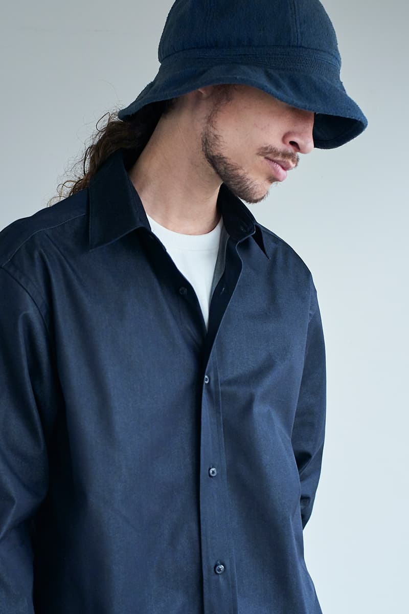 “イイものはイイ”をコンセプトに掲げる玄人好みの新ブランド NICENESS が始動 niceness [náɪsnəs]：良さ、心地よさ、精密さ、気難しさ、素晴らしい品質、礼儀正しい態度 〈salvy;（サヴィー）〉を筆頭にこれまで国内外の名だたるブランドで手腕を奮ってきたデザイナー、郷裕一がよりパーソナルな趣向を反映させた新ブランド〈NICENESS（ナイスネス）〉を立ち上げた。  “Just good is good（イイものはイイ）”をコンセプトに掲げる同ブランドの1stコレクションでは、某メゾンブランドへ素材提供を行っていたワイルドシルク（野生の蚕）を扱う生地デザイナーの協力のもと、表情豊かなシルク100%のデニムを中心に、70年代のウッドストックの少しサイケデリックな雰囲気を取り入れている。また、シルク混のインディゴデニムシャツにはあえてワークウェアの象徴でもある金茶色でステッチを施し、ドレスシャツのような繊細な仕立てで従来とは異なる表情を生み出すことに成功。加えて、コバ塗のベルトは〈Levi’s（リーバイス）〉に別注を依頼したもので、コレクション全体にポップな遊び心を加える逸品だ。  世界各地でこれまでに生まれたデザイン、アート、ムーブメントに関する感性、そして 様々な国や地域で生み出されている生地や素材などを現代的なアプローチで組み合わせ、“良い気分になれるファッション”を提供する〈NICENESS〉。デビューシーズンにも関わらず、すでに『International Gallery BEAMS』や『L’ECHOPPE』といった玄人好みの実力派セレクトシにストックされているようなので、気になる方は足を運んでみてはいかがだろうか。