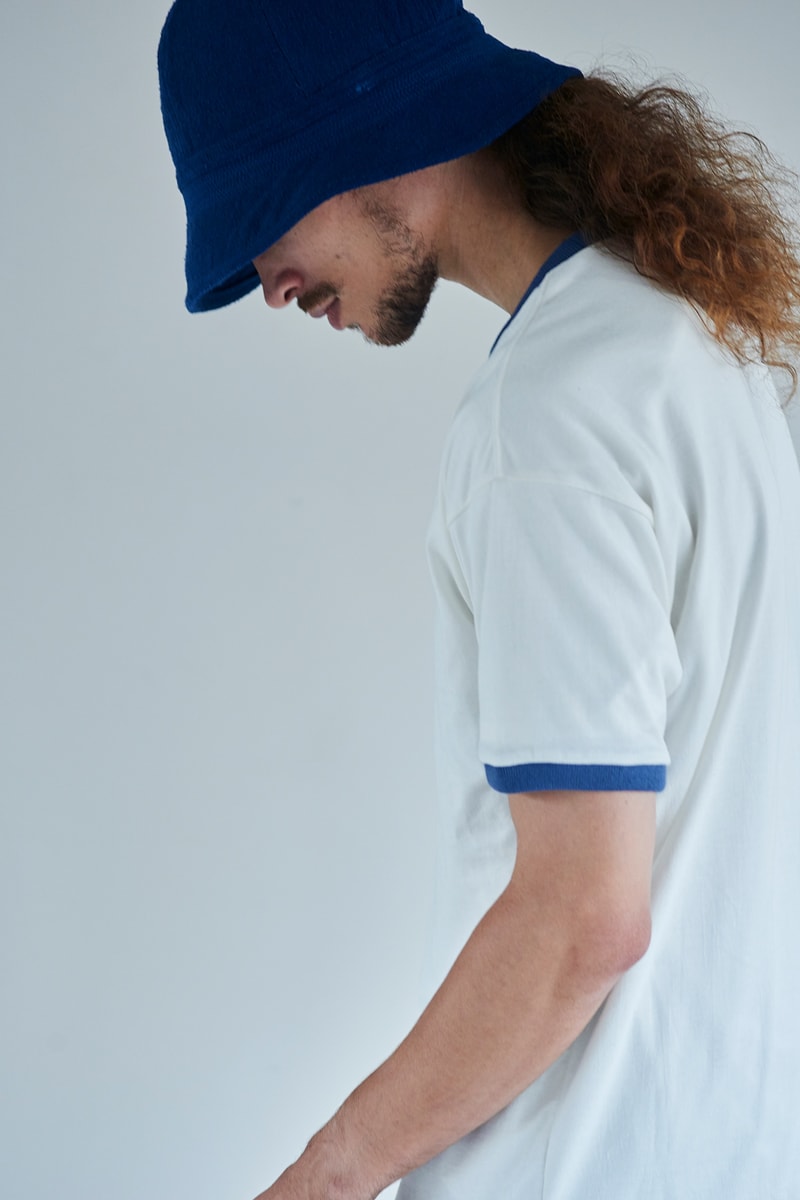 “イイものはイイ”をコンセプトに掲げる玄人好みの新ブランド NICENESS が始動 niceness [náɪsnəs]：良さ、心地よさ、精密さ、気難しさ、素晴らしい品質、礼儀正しい態度 〈salvy;（サヴィー）〉を筆頭にこれまで国内外の名だたるブランドで手腕を奮ってきたデザイナー、郷裕一がよりパーソナルな趣向を反映させた新ブランド〈NICENESS（ナイスネス）〉を立ち上げた。  “Just good is good（イイものはイイ）”をコンセプトに掲げる同ブランドの1stコレクションでは、某メゾンブランドへ素材提供を行っていたワイルドシルク（野生の蚕）を扱う生地デザイナーの協力のもと、表情豊かなシルク100%のデニムを中心に、70年代のウッドストックの少しサイケデリックな雰囲気を取り入れている。また、シルク混のインディゴデニムシャツにはあえてワークウェアの象徴でもある金茶色でステッチを施し、ドレスシャツのような繊細な仕立てで従来とは異なる表情を生み出すことに成功。加えて、コバ塗のベルトは〈Levi’s（リーバイス）〉に別注を依頼したもので、コレクション全体にポップな遊び心を加える逸品だ。  世界各地でこれまでに生まれたデザイン、アート、ムーブメントに関する感性、そして 様々な国や地域で生み出されている生地や素材などを現代的なアプローチで組み合わせ、“良い気分になれるファッション”を提供する〈NICENESS〉。デビューシーズンにも関わらず、すでに『International Gallery BEAMS』や『L’ECHOPPE』といった玄人好みの実力派セレクトシにストックされているようなので、気になる方は足を運んでみてはいかがだろうか。