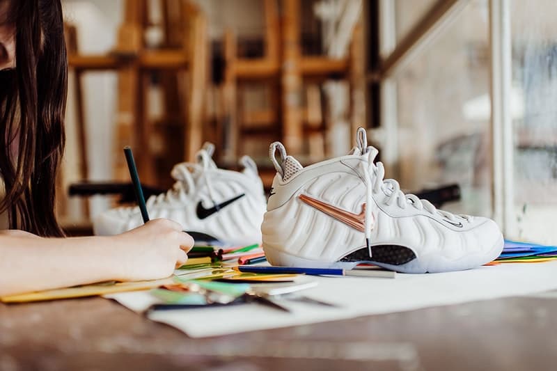 Nike Air Foamposite Pro “All-Star” の細部に迫るフォトセットが公開 DIYやカスタマイズ文化を祝して取り外し自由なスウッシュのオプションを多数用意 2月18日（現地時間）に開催を控えた「NBA オールスター2018」を祝して、〈Nike（ナイキ）〉がAir Foamposite Proのリミテッドモデルを製作。今回は昨今のカスタマイズやDIYのトレンドに敬意を表し、ブラック、ブロンズ、シルバー、玉虫色など、取り外し自由なスウッシュに様々なオプションを用意してくれた。恐らく、近日中に発売情報が解禁されるはずなので、ヘッズ諸君は『SNKRS』のアップデートをお見逃しなく。  その前に、今週末は〈MAGIC STICK（マジック スティック）〉の今野直隆がデザインに関わったMAGIC STICK AF1 VIPが登場。国内限定リリースだけに激しい争奪戦は必死だが、今一度取り扱い店舗ならびに『NIKE.COM』での決闘開始時間をおさらいしておこう。