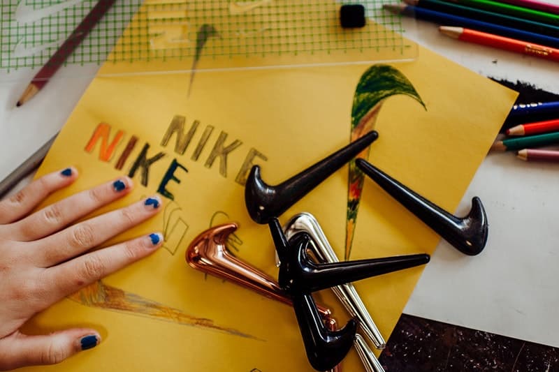 Nike Air Foamposite Pro “All-Star” の細部に迫るフォトセットが公開 DIYやカスタマイズ文化を祝して取り外し自由なスウッシュのオプションを多数用意 2月18日（現地時間）に開催を控えた「NBA オールスター2018」を祝して、〈Nike（ナイキ）〉がAir Foamposite Proのリミテッドモデルを製作。今回は昨今のカスタマイズやDIYのトレンドに敬意を表し、ブラック、ブロンズ、シルバー、玉虫色など、取り外し自由なスウッシュに様々なオプションを用意してくれた。恐らく、近日中に発売情報が解禁されるはずなので、ヘッズ諸君は『SNKRS』のアップデートをお見逃しなく。  その前に、今週末は〈MAGIC STICK（マジック スティック）〉の今野直隆がデザインに関わったMAGIC STICK AF1 VIPが登場。国内限定リリースだけに激しい争奪戦は必死だが、今一度取り扱い店舗ならびに『NIKE.COM』での決闘開始時間をおさらいしておこう。