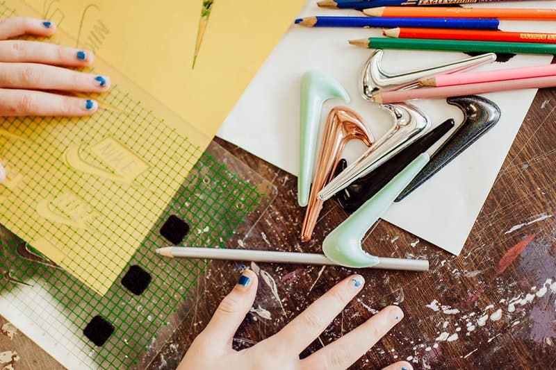 Nike Air Foamposite Pro “All-Star” の細部に迫るフォトセットが公開 DIYやカスタマイズ文化を祝して取り外し自由なスウッシュのオプションを多数用意 2月18日（現地時間）に開催を控えた「NBA オールスター2018」を祝して、〈Nike（ナイキ）〉がAir Foamposite Proのリミテッドモデルを製作。今回は昨今のカスタマイズやDIYのトレンドに敬意を表し、ブラック、ブロンズ、シルバー、玉虫色など、取り外し自由なスウッシュに様々なオプションを用意してくれた。恐らく、近日中に発売情報が解禁されるはずなので、ヘッズ諸君は『SNKRS』のアップデートをお見逃しなく。  その前に、今週末は〈MAGIC STICK（マジック スティック）〉の今野直隆がデザインに関わったMAGIC STICK AF1 VIPが登場。国内限定リリースだけに激しい争奪戦は必死だが、今一度取り扱い店舗ならびに『NIKE.COM』での決闘開始時間をおさらいしておこう。