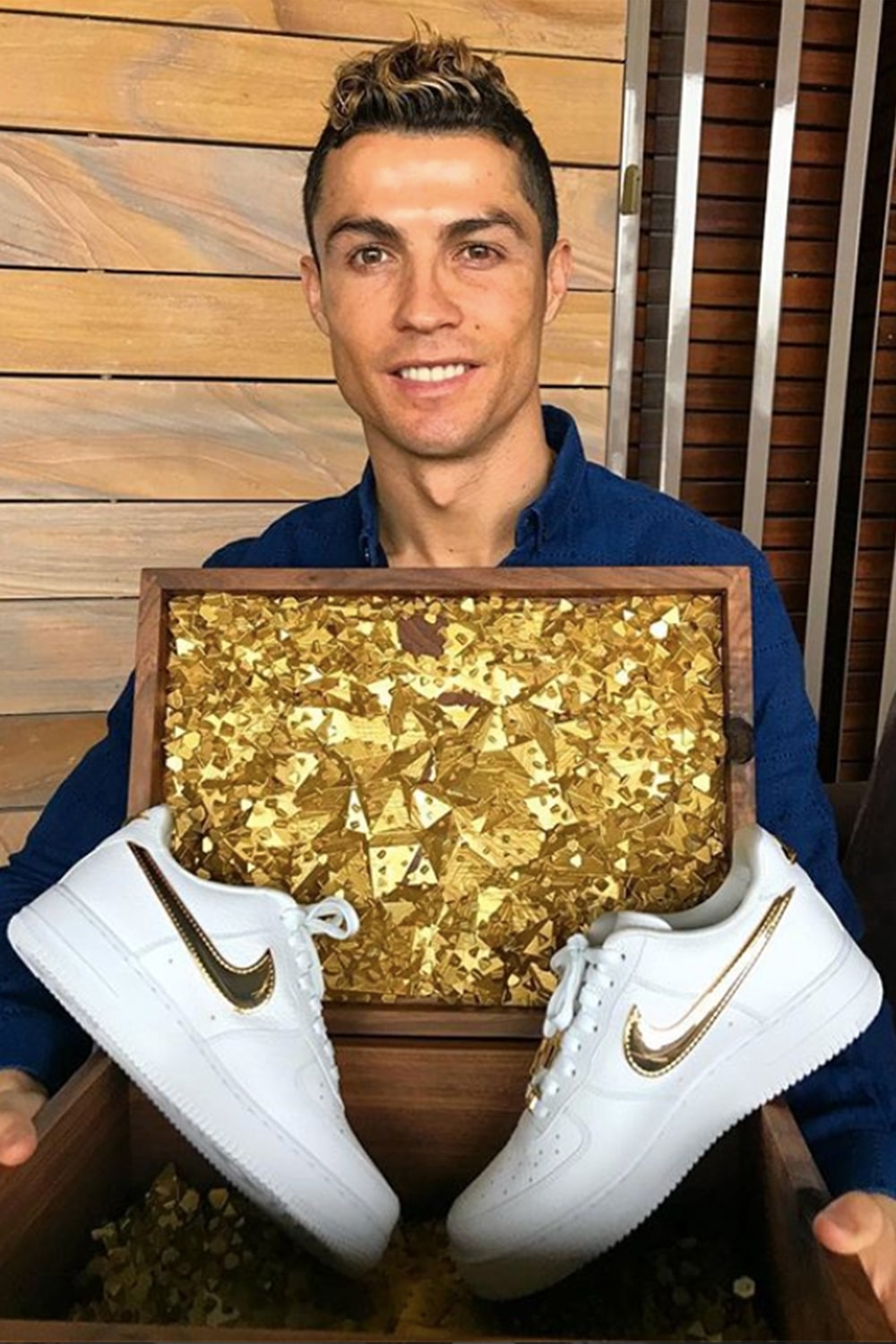 Nikeが本物の金を用いたair Force 1をクリスティアーノ ロナウドにプレゼント Hypebeast Jp Nikeが本物の金を用いたair Force 1をクリスティアーノ ロナウドにプレゼント Hypebeast Jp