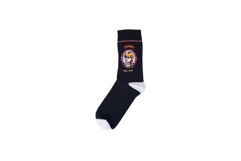 Palace 2018年春コレクション アクセサリー ロンドンのインディペンデントスケートレーベル〈Palace（パレス）〉の2018年春コレクションは、過去最大級のボリュームでの展開となり、ファンたちは何をカートインするか頭を悩ませることになるだろう。少なくともひとつ（またはふたつ）は購入しておきたいアクセサリーも例外でなく、幅広いレンジでお届け。まずはじめに、ヘッドウェアはベースボールキャップからフラットバイザー、ビーニーまで全17型が登場。その中でも中指を立てたFINGER UP 6-PANELや、欧州の都市にトリビュートを捧げるコーデュロイキャップ、マジックテープで〈Palace〉のタグを取り外しできるカモフラ柄のブーニーハットあたりは非常に調子が良さそうな予感。また、サコッシュ、ダッフルバッグ、そして日本人であれば「disk ◯nionでは!?」と言いたくなるキャリアバッグを含むラゲージ各種およびカードホルダーも“買い”の筆頭候補か。  〈Palace〉の2018年春コレクションに登場するアクセサリー一覧は、上のフォトギャラリーから。あわせて、アウター＆トップス、ボトムスのラインアップも確認し、2月9日（現地時間）のローンチまでに気になるアイテムの目星をつけておこう。