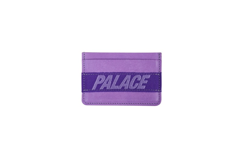 Palace 2018年春コレクション アクセサリー ロンドンのインディペンデントスケートレーベル〈Palace（パレス）〉の2018年春コレクションは、過去最大級のボリュームでの展開となり、ファンたちは何をカートインするか頭を悩ませることになるだろう。少なくともひとつ（またはふたつ）は購入しておきたいアクセサリーも例外でなく、幅広いレンジでお届け。まずはじめに、ヘッドウェアはベースボールキャップからフラットバイザー、ビーニーまで全17型が登場。その中でも中指を立てたFINGER UP 6-PANELや、欧州の都市にトリビュートを捧げるコーデュロイキャップ、マジックテープで〈Palace〉のタグを取り外しできるカモフラ柄のブーニーハットあたりは非常に調子が良さそうな予感。また、サコッシュ、ダッフルバッグ、そして日本人であれば「disk ◯nionでは!?」と言いたくなるキャリアバッグを含むラゲージ各種およびカードホルダーも“買い”の筆頭候補か。  〈Palace〉の2018年春コレクションに登場するアクセサリー一覧は、上のフォトギャラリーから。あわせて、アウター＆トップス、ボトムスのラインアップも確認し、2月9日（現地時間）のローンチまでに気になるアイテムの目星をつけておこう。