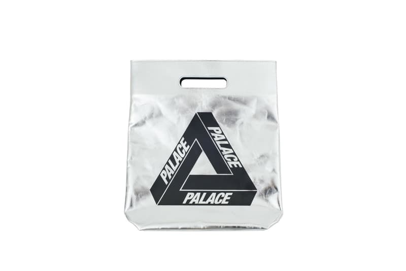 Palace 2018年春コレクション アクセサリー ロンドンのインディペンデントスケートレーベル〈Palace（パレス）〉の2018年春コレクションは、過去最大級のボリュームでの展開となり、ファンたちは何をカートインするか頭を悩ませることになるだろう。少なくともひとつ（またはふたつ）は購入しておきたいアクセサリーも例外でなく、幅広いレンジでお届け。まずはじめに、ヘッドウェアはベースボールキャップからフラットバイザー、ビーニーまで全17型が登場。その中でも中指を立てたFINGER UP 6-PANELや、欧州の都市にトリビュートを捧げるコーデュロイキャップ、マジックテープで〈Palace〉のタグを取り外しできるカモフラ柄のブーニーハットあたりは非常に調子が良さそうな予感。また、サコッシュ、ダッフルバッグ、そして日本人であれば「disk ◯nionでは!?」と言いたくなるキャリアバッグを含むラゲージ各種およびカードホルダーも“買い”の筆頭候補か。  〈Palace〉の2018年春コレクションに登場するアクセサリー一覧は、上のフォトギャラリーから。あわせて、アウター＆トップス、ボトムスのラインアップも確認し、2月9日（現地時間）のローンチまでに気になるアイテムの目星をつけておこう。