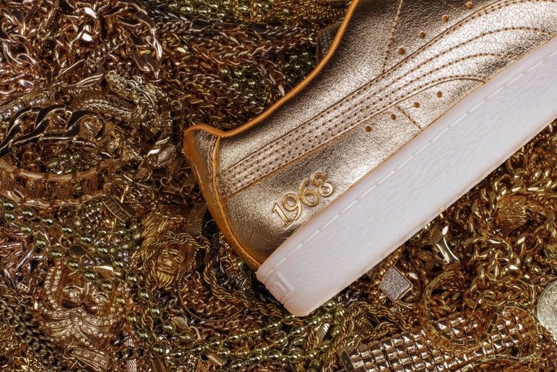 PUMA SUEDE の生誕50周年を祝す金色のアニバーサリーモデルを発表 誕生元年にあたる“1968”の文字をエンボスした完売必至のコレクターズキックス 〈PUMA（プーマ）〉にとって、2018年はSUEDE生誕50周年という特別な1年である。『HYPEBEAST』でも“BBOY”カプセルを筆頭に、創設者 Rudolf Dassler（ルドルフ・ダスラー）のトリビュートモデルやスニーカーヘッズに敬意を表す“Made in Japan Collectors”など、この永久の定番に関する情報を多数配信してきたが、次作はまさにアニバーサリーの名にふさわしい逸足に仕上がっている。  “PUMA GOLDEN SUEDE”と題した新作は、アッパーとその上を走るステッチ、さらにはシューレースまでも眩しい金色でコーティング。また、ヒール横には誕生元年にあたる“1968”の文字がエンボス加工されており、長年SUEDEを愛用してきた人であればコレクターズアイテムとして是が非でも入手しておきたいことだろう。  “PUMA GOLDEN SUEDE”は3月3日（現地時間）より、ブランドのオンラインストア（US版）にて発売開始とのこと。また、2018年上半期に登場が噂されている、〈PUMA McQ〉に着想を得た“不細工な”新作スニーカーThunder Spectraについてもアップデートをお見逃しなく。