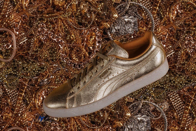 PUMA SUEDE の生誕50周年を祝す金色のアニバーサリーモデルを発表 誕生元年にあたる“1968”の文字をエンボスした完売必至のコレクターズキックス 〈PUMA（プーマ）〉にとって、2018年はSUEDE生誕50周年という特別な1年である。『HYPEBEAST』でも“BBOY”カプセルを筆頭に、創設者 Rudolf Dassler（ルドルフ・ダスラー）のトリビュートモデルやスニーカーヘッズに敬意を表す“Made in Japan Collectors”など、この永久の定番に関する情報を多数配信してきたが、次作はまさにアニバーサリーの名にふさわしい逸足に仕上がっている。  “PUMA GOLDEN SUEDE”と題した新作は、アッパーとその上を走るステッチ、さらにはシューレースまでも眩しい金色でコーティング。また、ヒール横には誕生元年にあたる“1968”の文字がエンボス加工されており、長年SUEDEを愛用してきた人であればコレクターズアイテムとして是が非でも入手しておきたいことだろう。  “PUMA GOLDEN SUEDE”は3月3日（現地時間）より、ブランドのオンラインストア（US版）にて発売開始とのこと。また、2018年上半期に登場が噂されている、〈PUMA McQ〉に着想を得た“不細工な”新作スニーカーThunder Spectraについてもアップデートをお見逃しなく。