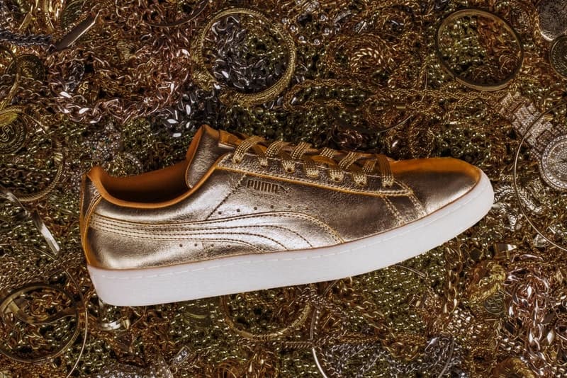 PUMA SUEDE の生誕50周年を祝す金色のアニバーサリーモデルを発表 誕生元年にあたる“1968”の文字をエンボスした完売必至のコレクターズキックス 〈PUMA(プーマ)〉にとって、2018年はSUEDE生誕50周年という特別な1年である。『HYPEBEAST』でも“BBOY”カプセルを筆頭に、創設者 Rudolf Dassler(ルドルフ・ダスラー)のトリビュートモデルやスニーカーヘッズに敬意を表す“Made in Japan Collectors”など、この永久の定番に関する情報を多数配信してきたが、次作はまさにアニバーサリーの名にふさわしい逸足に仕上がっている。 “PUMA GOLDEN SUEDE”と題した新作は、アッパーとその上を走るステッチ、さらにはシューレースまでも眩しい金色でコーティング。また、ヒール横には誕生元年にあたる“1968”の文字がエンボス加工されており、長年SUEDEを愛用してきた人であればコレクターズアイテムとして是が非でも入手しておきたいことだろう。 “PUMA GOLDEN SUEDE”は3月3日(現地時間)より、ブランドのオンラインストア(US版)にて発売開始とのこと。また、2018年上半期に登場が噂されている、〈PUMA McQ〉に着想を得た“不細工な”新作スニーカーThunder Spectraについてもアップデートをお見逃しなく。