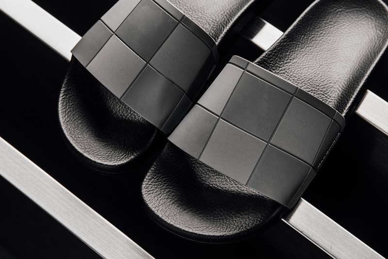 adidas by Raf Simons よりチェッカーボード模様を落とし込んだ新作 Adilette が登場  天才デザイナーの手によって高貴なルックスに生まれ変わった“シャワサン”をチェック Ozweego III オズウィーゴ 3 新色モデル adidas by Raf Simons アディダス バイ ラフ・シモンズ Adiletta アディレッタ シャワーサンダル チェッカーボード模様 Granite 花崗岩 Dark Brown 焦げ茶 Super Lemon 鮮やかな黄色 Checkerboard 130ドル 約13,840円 featuresneakerboutique.com Vans ヴァンズ ヘヴィメタバンド Metallica メタリカ HYPEBEAST ハイプビースト