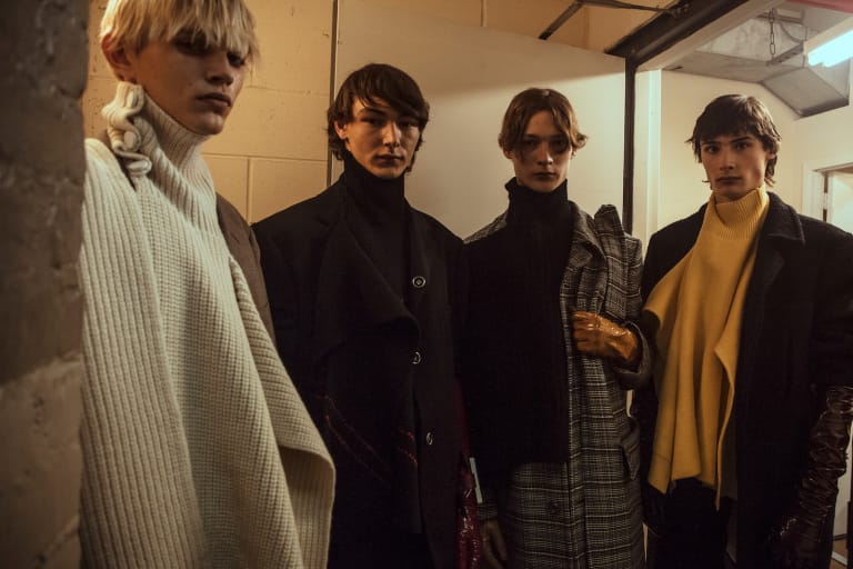 ドラッグとユースカルチャーをテーマに掲げた Raf Simons 2018年秋冬コレクションのバックステージに潜入