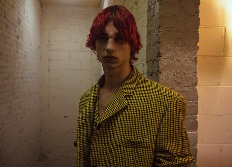 ドラッグとユースカルチャーをテーマに掲げた Raf Simons 2018年秋冬コレクションのバックステージに潜入 ラフ シモンズ hypebeast 舞台裏 バックステージ クリスチーネ F ドラッグ ユース 文化 薬物