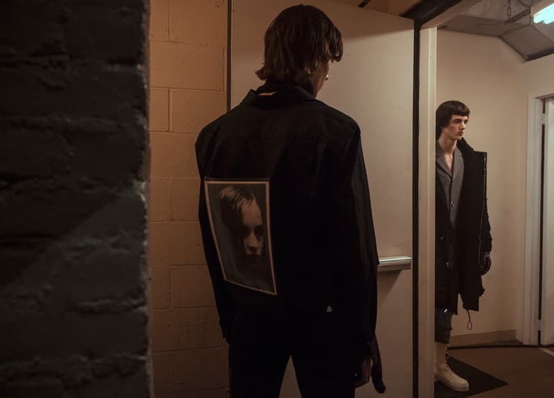 ドラッグとユースカルチャーをテーマに掲げた Raf Simons 2018年秋冬コレクションのバックステージに潜入 ラフ シモンズ hypebeast 舞台裏 バックステージ クリスチーネ F ドラッグ ユース 文化 薬物