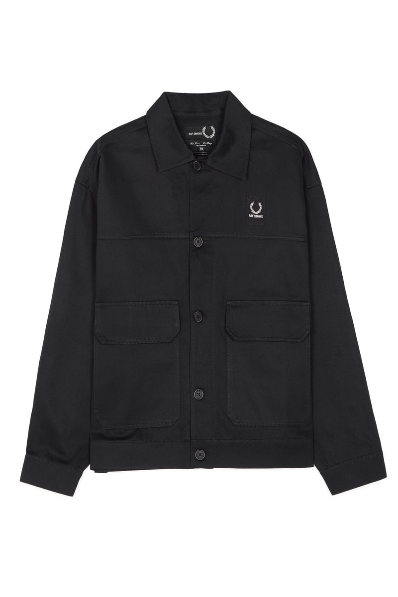 Raf Simons x Fred Perry 2018年春夏コレクションのアイテム一覧が解禁 「ユースカルチャーに根付くドレスコード、ジェスチャー、そしてアティチュードはいつも僕にヒントを与えてくれるんだ」 今月上旬にファーストイメージがベールを脱いだ〈Raf Simons（ラフ シモンズ）〉x〈Fred Perry（フレッド ペリー）〉の最新カプセル。長きにわたり友好な関係を築く両者は再び感性が研ぎ澄まされているユース世代から影響を受け、洗練されたプロダクトを製作した。今季は〈Raf Simons〉が近頃多様する、パンクとDIY的要素を込めたダクトテープのデザインを応用。オレンジ、ブルー、グリーンを混ぜたカラーパレットからは程よい上品さも漂い、サブカルチャーへオマージュを捧げている。  アイテム一覧は、上のフォトギャラリーから。すでに本国のオンラインストアでは発売が開始されているようだが、国内での展開については@fredperryjpなどのアップデートを随時確認していこう。  あわせて、「adidas by Raf Simons」が公開した2018年春夏フットウェアコレクションの全ラインアップもお見逃しなく。