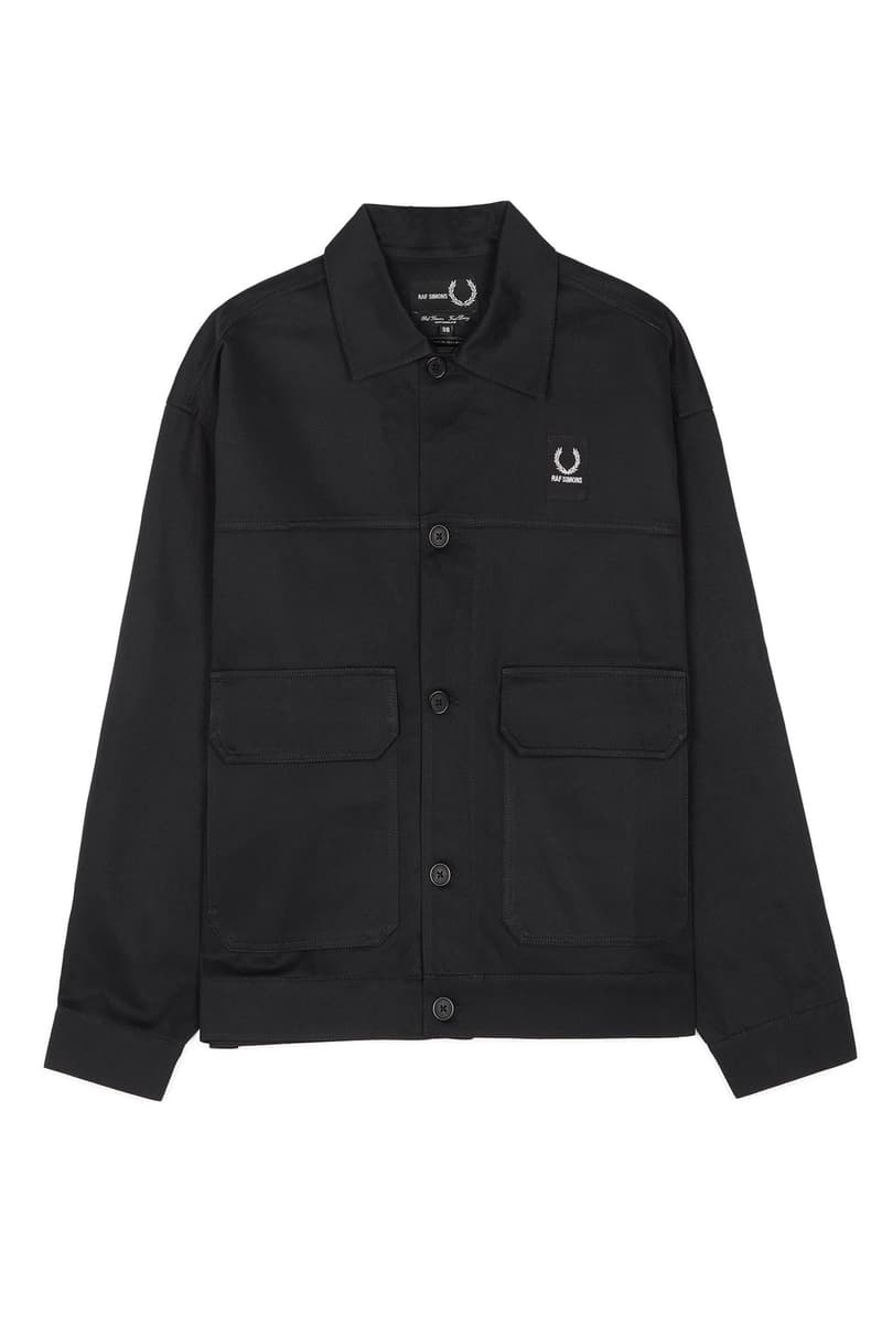 Raf Simons x Fred Perry 2018年春夏コレクションのアイテム一覧が解禁 「ユースカルチャーに根付くドレスコード、ジェスチャー、そしてアティチュードはいつも僕にヒントを与えてくれるんだ」 今月上旬にファーストイメージがベールを脱いだ〈Raf Simons(ラフ シモンズ)〉x〈Fred Perry(フレッド ペリー)〉の最新カプセル。長きにわたり友好な関係を築く両者は再び感性が研ぎ澄まされているユース世代から影響を受け、洗練されたプロダクトを製作した。今季は〈Raf Simons〉が近頃多様する、パンクとDIY的要素を込めたダクトテープのデザインを応用。オレンジ、ブルー、グリーンを混ぜたカラーパレットからは程よい上品さも漂い、サブカルチャーへオマージュを捧げている。 アイテム一覧は、上のフォトギャラリーから。すでに本国のオンラインストアでは発売が開始されているようだが、国内での展開については@fredperryjpなどのアップデートを随時確認していこう。 あわせて、「adidas by Raf Simons」が公開した2018年春夏フットウェアコレクションの全ラインアップもお見逃しなく。