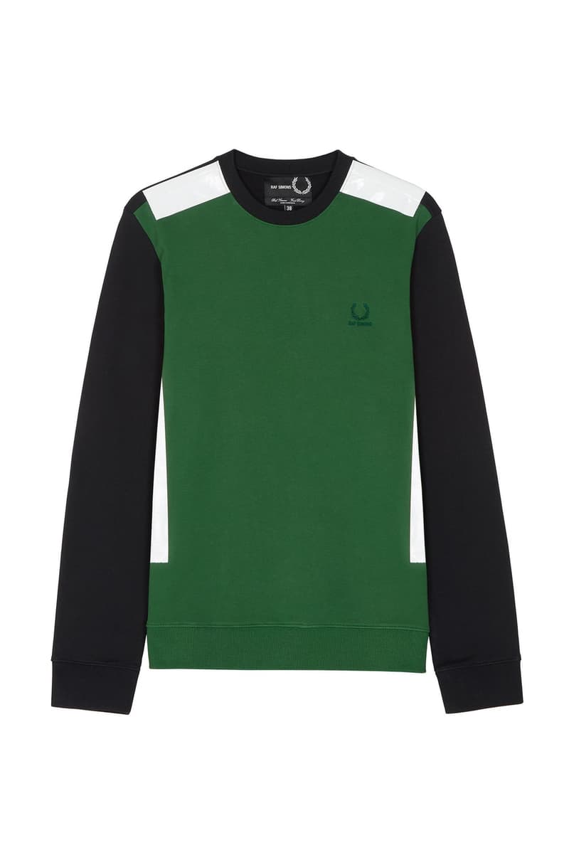 Raf Simons x Fred Perry 2018年春夏コレクションのアイテム一覧が解禁 「ユースカルチャーに根付くドレスコード、ジェスチャー、そしてアティチュードはいつも僕にヒントを与えてくれるんだ」 今月上旬にファーストイメージがベールを脱いだ〈Raf Simons（ラフ シモンズ）〉x〈Fred Perry（フレッド ペリー）〉の最新カプセル。長きにわたり友好な関係を築く両者は再び感性が研ぎ澄まされているユース世代から影響を受け、洗練されたプロダクトを製作した。今季は〈Raf Simons〉が近頃多様する、パンクとDIY的要素を込めたダクトテープのデザインを応用。オレンジ、ブルー、グリーンを混ぜたカラーパレットからは程よい上品さも漂い、サブカルチャーへオマージュを捧げている。  アイテム一覧は、上のフォトギャラリーから。すでに本国のオンラインストアでは発売が開始されているようだが、国内での展開については@fredperryjpなどのアップデートを随時確認していこう。  あわせて、「adidas by Raf Simons」が公開した2018年春夏フットウェアコレクションの全ラインアップもお見逃しなく。