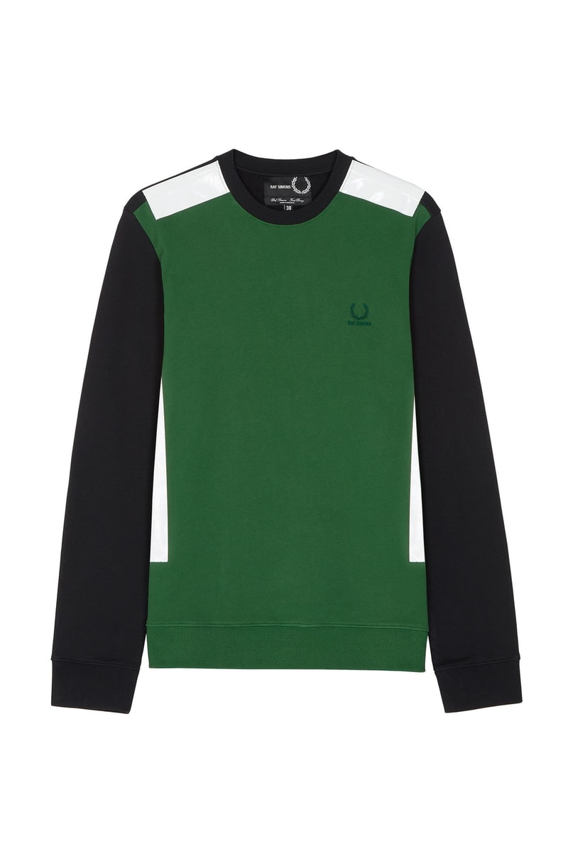 Raf Simons x Fred Perry 2018年春夏コレクションのアイテム一覧が解禁 「ユースカルチャーに根付くドレスコード、ジェスチャー、そしてアティチュードはいつも僕にヒントを与えてくれるんだ」 今月上旬にファーストイメージがベールを脱いだ〈Raf Simons（ラフ シモンズ）〉x〈Fred Perry（フレッド ペリー）〉の最新カプセル。長きにわたり友好な関係を築く両者は再び感性が研ぎ澄まされているユース世代から影響を受け、洗練されたプロダクトを製作した。今季は〈Raf Simons〉が近頃多様する、パンクとDIY的要素を込めたダクトテープのデザインを応用。オレンジ、ブルー、グリーンを混ぜたカラーパレットからは程よい上品さも漂い、サブカルチャーへオマージュを捧げている。  アイテム一覧は、上のフォトギャラリーから。すでに本国のオンラインストアでは発売が開始されているようだが、国内での展開については@fredperryjpなどのアップデートを随時確認していこう。  あわせて、「adidas by Raf Simons」が公開した2018年春夏フットウェアコレクションの全ラインアップもお見逃しなく。