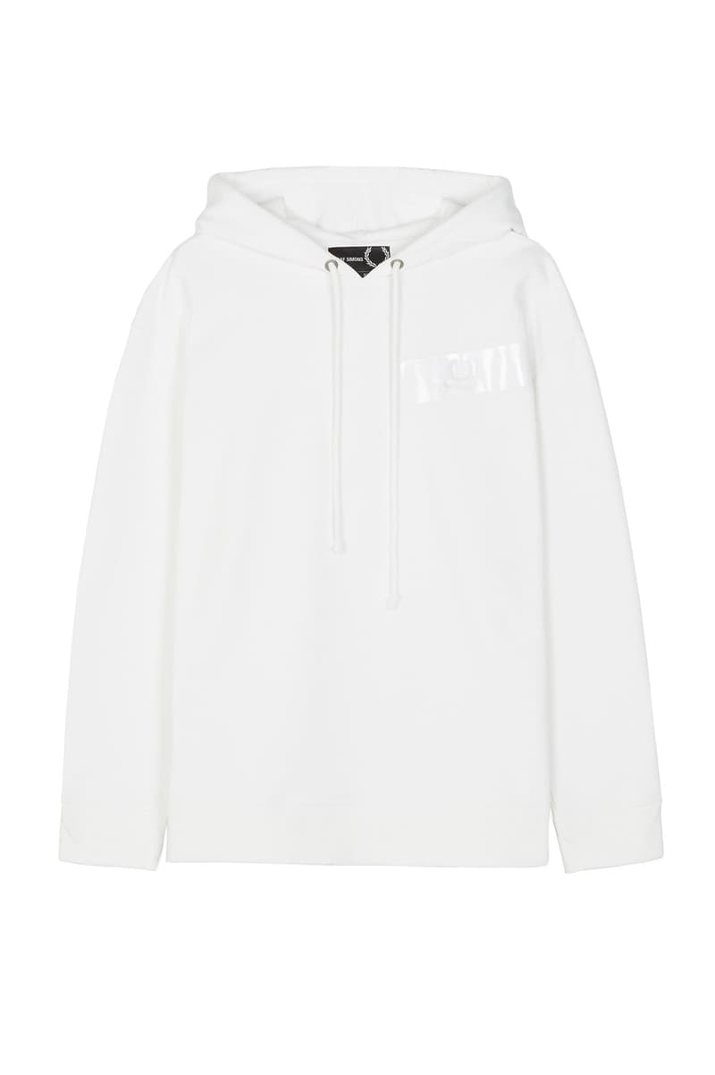 Raf Simons x Fred Perry 2018年春夏コレクションのアイテム一覧が解禁 「ユースカルチャーに根付くドレスコード、ジェスチャー、そしてアティチュードはいつも僕にヒントを与えてくれるんだ」 今月上旬にファーストイメージがベールを脱いだ〈Raf Simons（ラフ シモンズ）〉x〈Fred Perry（フレッド ペリー）〉の最新カプセル。長きにわたり友好な関係を築く両者は再び感性が研ぎ澄まされているユース世代から影響を受け、洗練されたプロダクトを製作した。今季は〈Raf Simons〉が近頃多様する、パンクとDIY的要素を込めたダクトテープのデザインを応用。オレンジ、ブルー、グリーンを混ぜたカラーパレットからは程よい上品さも漂い、サブカルチャーへオマージュを捧げている。  アイテム一覧は、上のフォトギャラリーから。すでに本国のオンラインストアでは発売が開始されているようだが、国内での展開については@fredperryjpなどのアップデートを随時確認していこう。  あわせて、「adidas by Raf Simons」が公開した2018年春夏フットウェアコレクションの全ラインアップもお見逃しなく。