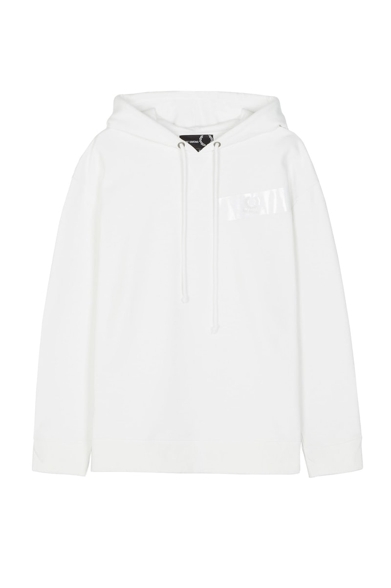 Raf Simons x Fred Perry 2018年春夏コレクションのアイテム一覧が解禁 「ユースカルチャーに根付くドレスコード、ジェスチャー、そしてアティチュードはいつも僕にヒントを与えてくれるんだ」 今月上旬にファーストイメージがベールを脱いだ〈Raf Simons（ラフ シモンズ）〉x〈Fred Perry（フレッド ペリー）〉の最新カプセル。長きにわたり友好な関係を築く両者は再び感性が研ぎ澄まされているユース世代から影響を受け、洗練されたプロダクトを製作した。今季は〈Raf Simons〉が近頃多様する、パンクとDIY的要素を込めたダクトテープのデザインを応用。オレンジ、ブルー、グリーンを混ぜたカラーパレットからは程よい上品さも漂い、サブカルチャーへオマージュを捧げている。  アイテム一覧は、上のフォトギャラリーから。すでに本国のオンラインストアでは発売が開始されているようだが、国内での展開については@fredperryjpなどのアップデートを随時確認していこう。  あわせて、「adidas by Raf Simons」が公開した2018年春夏フットウェアコレクションの全ラインアップもお見逃しなく。