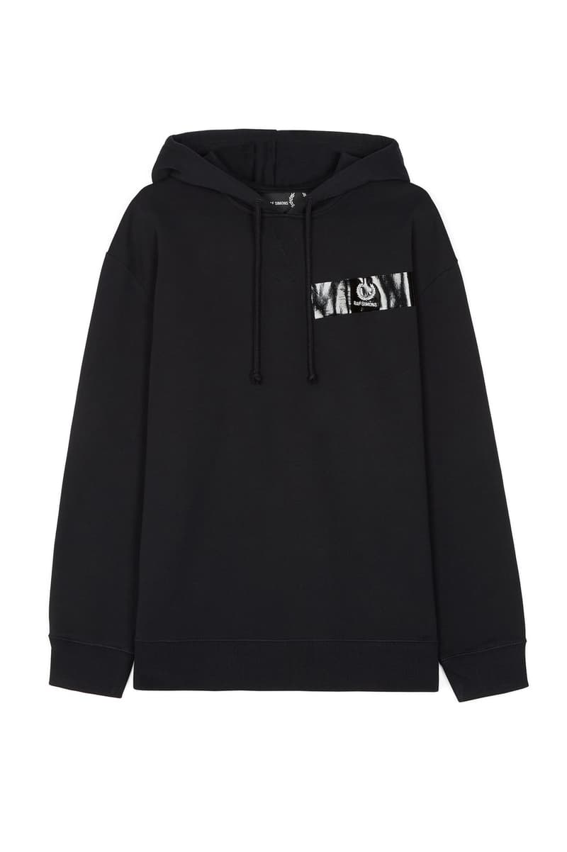 Raf Simons x Fred Perry 2018年春夏コレクションのアイテム一覧が解禁 「ユースカルチャーに根付くドレスコード、ジェスチャー、そしてアティチュードはいつも僕にヒントを与えてくれるんだ」 今月上旬にファーストイメージがベールを脱いだ〈Raf Simons（ラフ シモンズ）〉x〈Fred Perry（フレッド ペリー）〉の最新カプセル。長きにわたり友好な関係を築く両者は再び感性が研ぎ澄まされているユース世代から影響を受け、洗練されたプロダクトを製作した。今季は〈Raf Simons〉が近頃多様する、パンクとDIY的要素を込めたダクトテープのデザインを応用。オレンジ、ブルー、グリーンを混ぜたカラーパレットからは程よい上品さも漂い、サブカルチャーへオマージュを捧げている。  アイテム一覧は、上のフォトギャラリーから。すでに本国のオンラインストアでは発売が開始されているようだが、国内での展開については@fredperryjpなどのアップデートを随時確認していこう。  あわせて、「adidas by Raf Simons」が公開した2018年春夏フットウェアコレクションの全ラインアップもお見逃しなく。