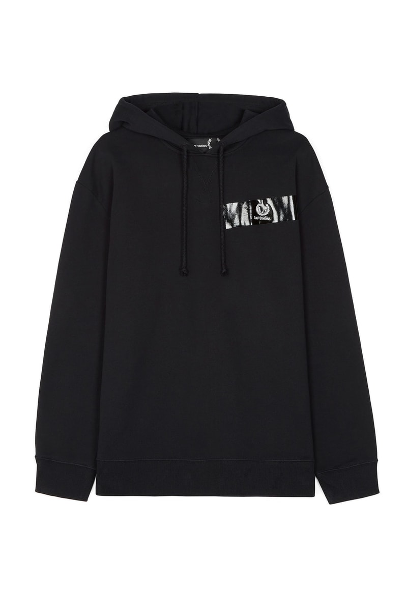 Raf Simons x Fred Perry 2018年春夏コレクションのアイテム一覧が解禁 「ユースカルチャーに根付くドレスコード、ジェスチャー、そしてアティチュードはいつも僕にヒントを与えてくれるんだ」 今月上旬にファーストイメージがベールを脱いだ〈Raf Simons（ラフ シモンズ）〉x〈Fred Perry（フレッド ペリー）〉の最新カプセル。長きにわたり友好な関係を築く両者は再び感性が研ぎ澄まされているユース世代から影響を受け、洗練されたプロダクトを製作した。今季は〈Raf Simons〉が近頃多様する、パンクとDIY的要素を込めたダクトテープのデザインを応用。オレンジ、ブルー、グリーンを混ぜたカラーパレットからは程よい上品さも漂い、サブカルチャーへオマージュを捧げている。  アイテム一覧は、上のフォトギャラリーから。すでに本国のオンラインストアでは発売が開始されているようだが、国内での展開については@fredperryjpなどのアップデートを随時確認していこう。  あわせて、「adidas by Raf Simons」が公開した2018年春夏フットウェアコレクションの全ラインアップもお見逃しなく。