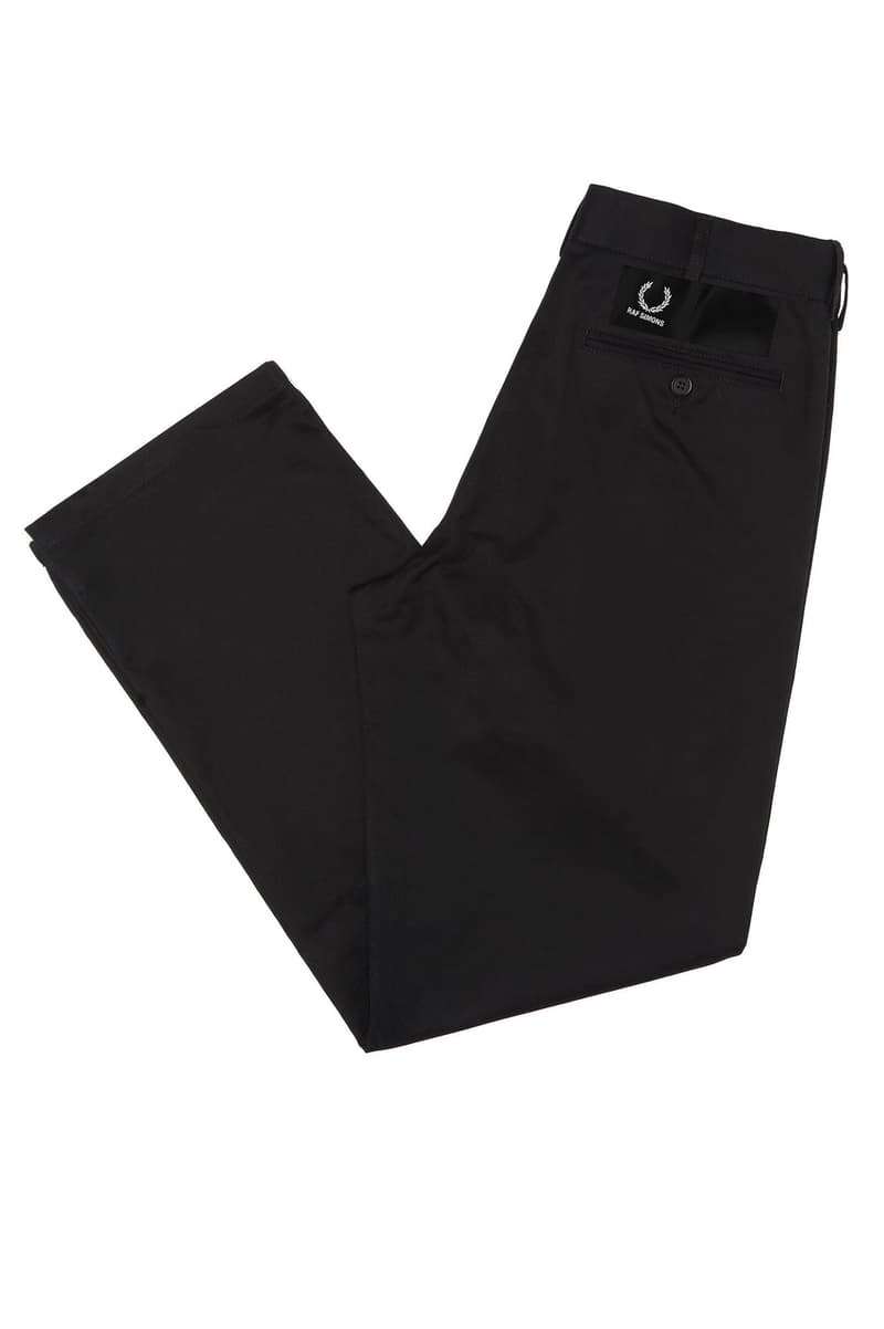 Raf Simons x Fred Perry 2018年春夏コレクションのアイテム一覧が解禁 「ユースカルチャーに根付くドレスコード、ジェスチャー、そしてアティチュードはいつも僕にヒントを与えてくれるんだ」 今月上旬にファーストイメージがベールを脱いだ〈Raf Simons（ラフ シモンズ）〉x〈Fred Perry（フレッド ペリー）〉の最新カプセル。長きにわたり友好な関係を築く両者は再び感性が研ぎ澄まされているユース世代から影響を受け、洗練されたプロダクトを製作した。今季は〈Raf Simons〉が近頃多様する、パンクとDIY的要素を込めたダクトテープのデザインを応用。オレンジ、ブルー、グリーンを混ぜたカラーパレットからは程よい上品さも漂い、サブカルチャーへオマージュを捧げている。  アイテム一覧は、上のフォトギャラリーから。すでに本国のオンラインストアでは発売が開始されているようだが、国内での展開については@fredperryjpなどのアップデートを随時確認していこう。  あわせて、「adidas by Raf Simons」が公開した2018年春夏フットウェアコレクションの全ラインアップもお見逃しなく。